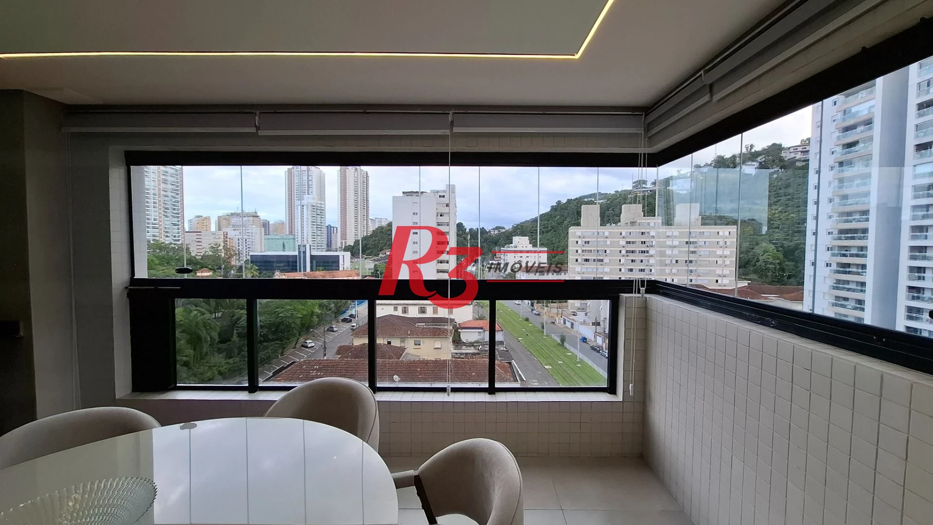 Apartamento à venda, 2 quartos (1 suíte), PORTEIRA FECHADA, José Menino em Santos SP.