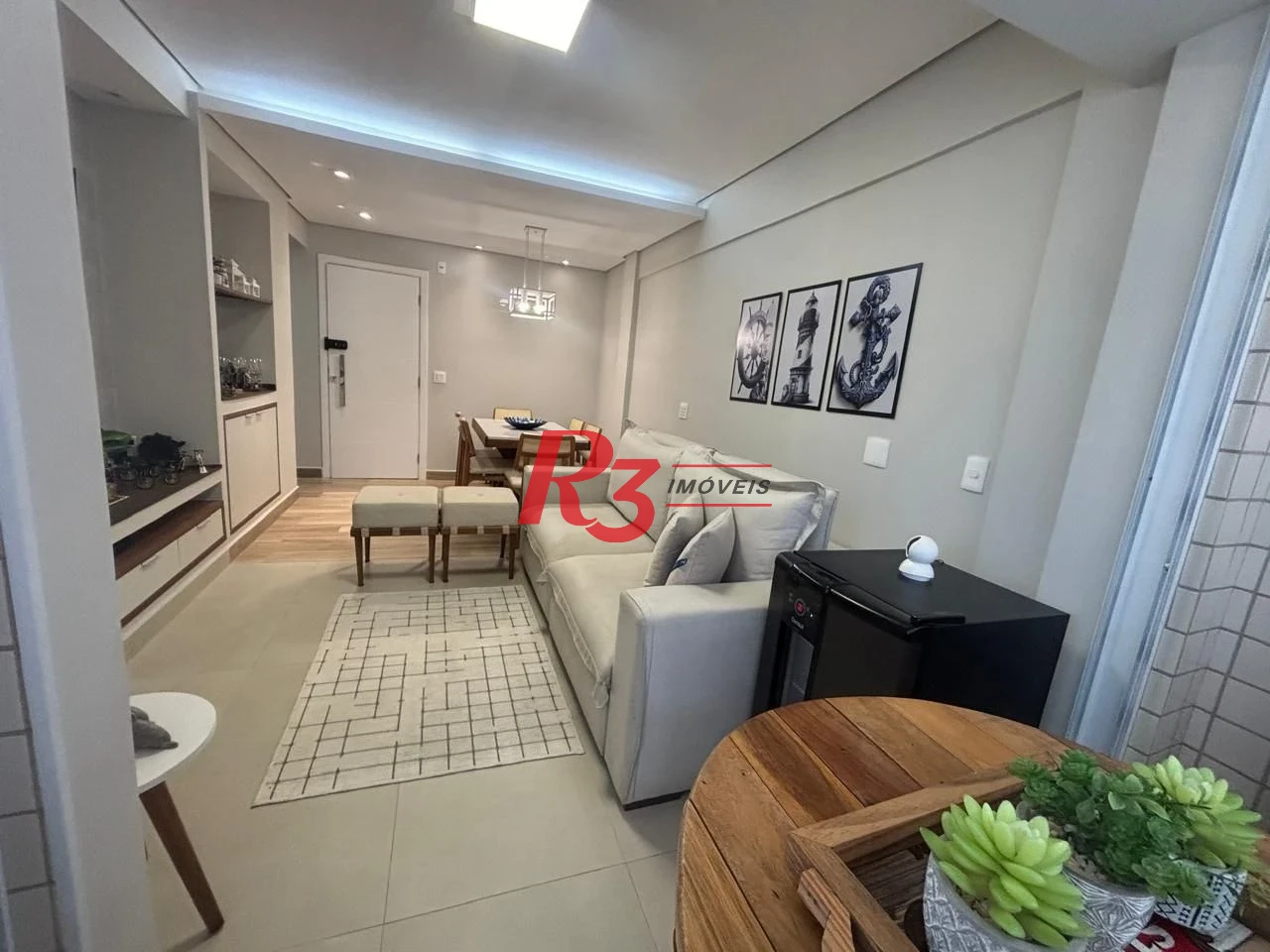 Apartamento a venda de 2 dormitórios na guadra da praia