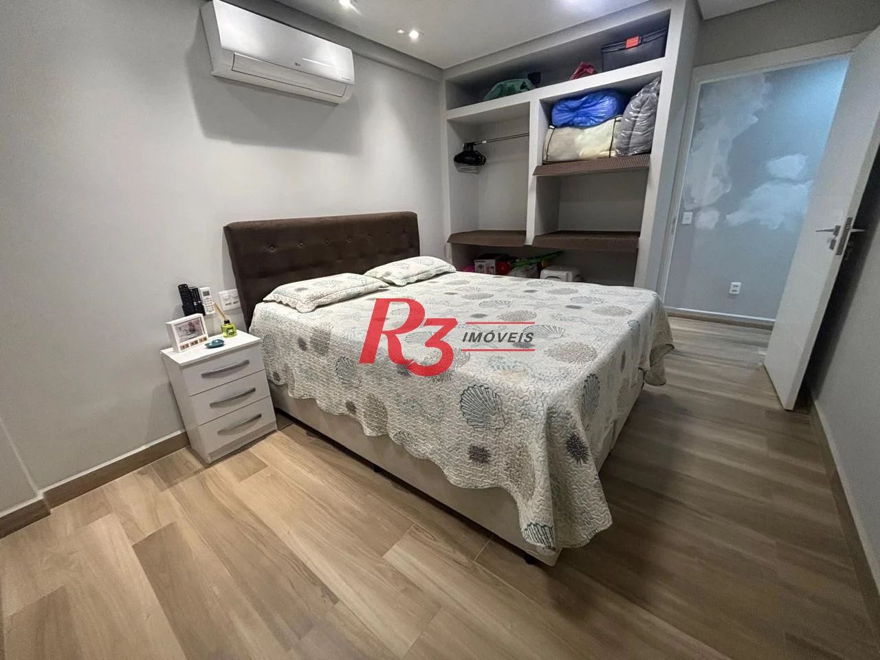 Apartamento a venda de 2 dormitórios na guadra da praia