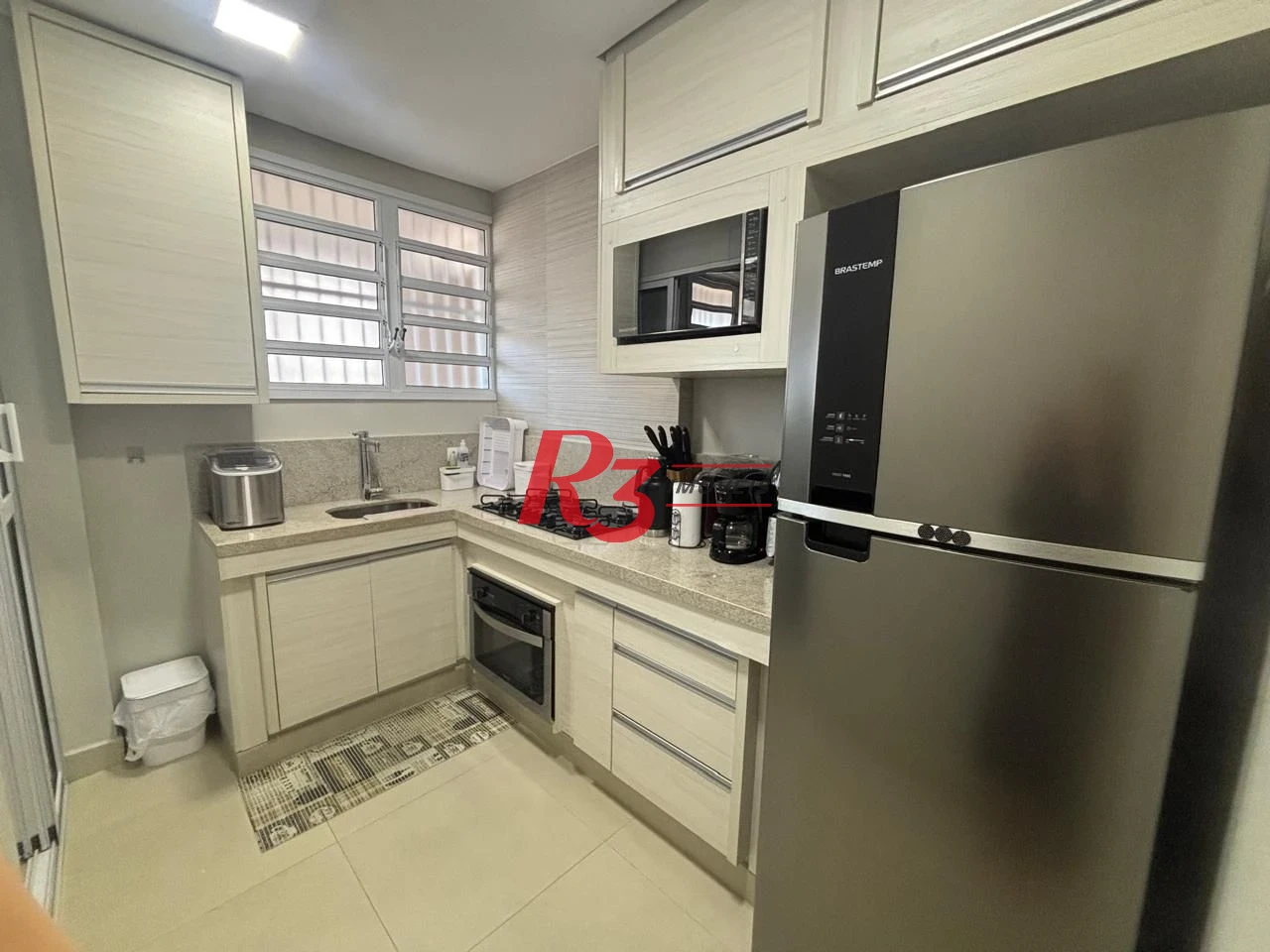 Apartamento a venda de 2 dormitórios na guadra da praia