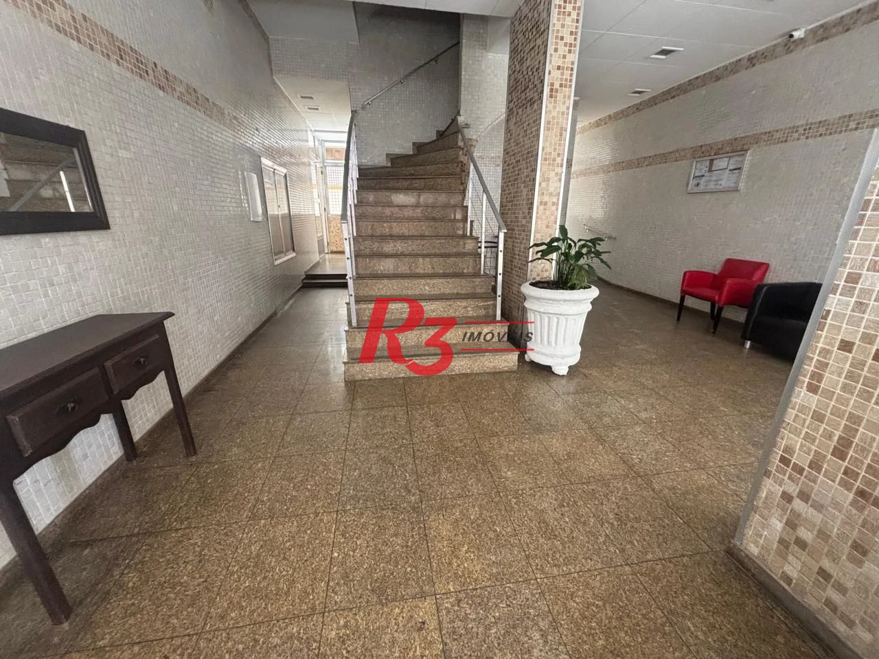 Apartamento a venda de 2 dormitórios na guadra da praia