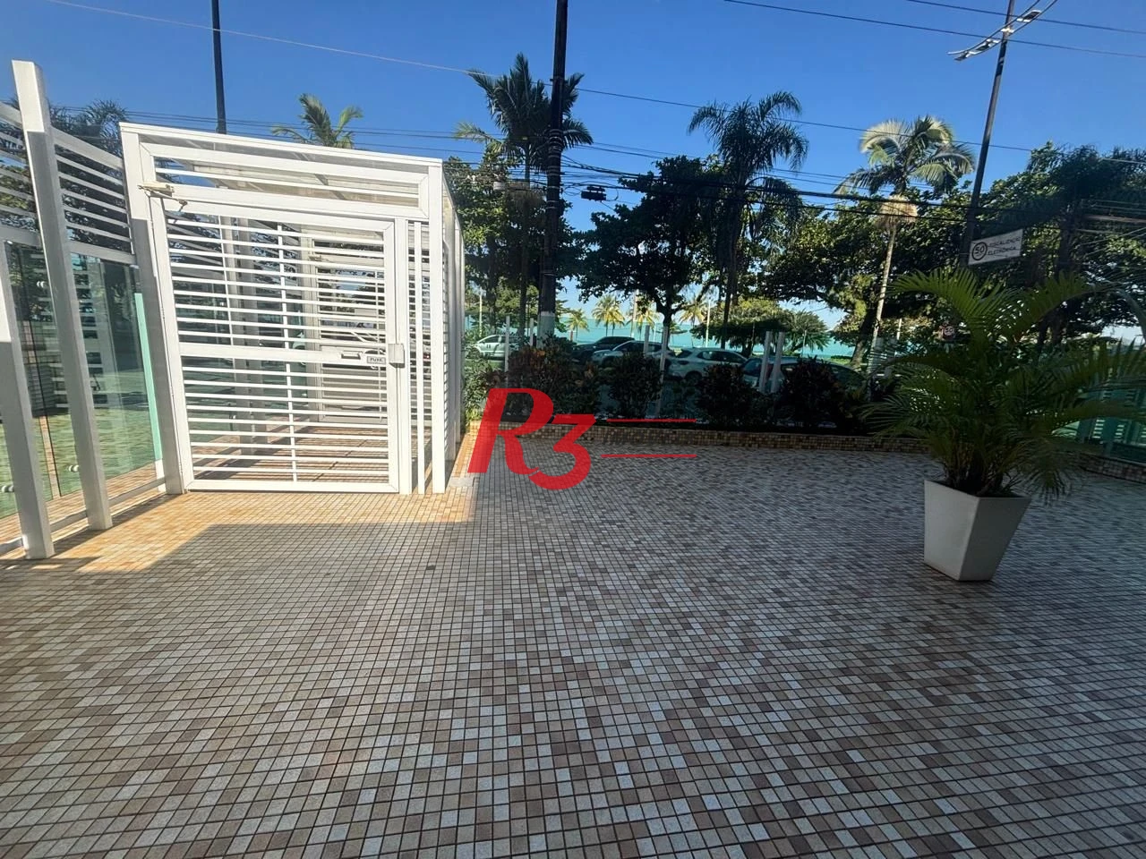 Apartamento a venda de 2 dormitórios na guadra da praia