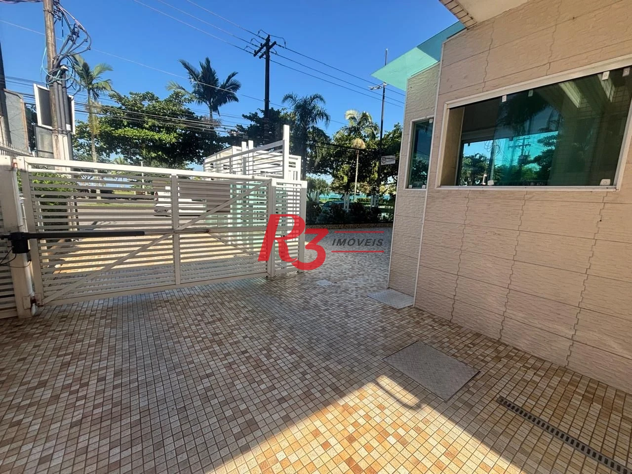 Apartamento a venda de 2 dormitórios na guadra da praia