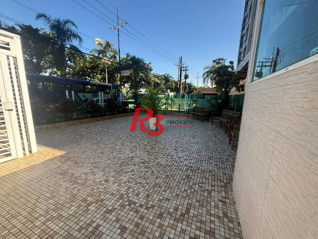 Apartamento a venda de 2 dormitórios na guadra da praia