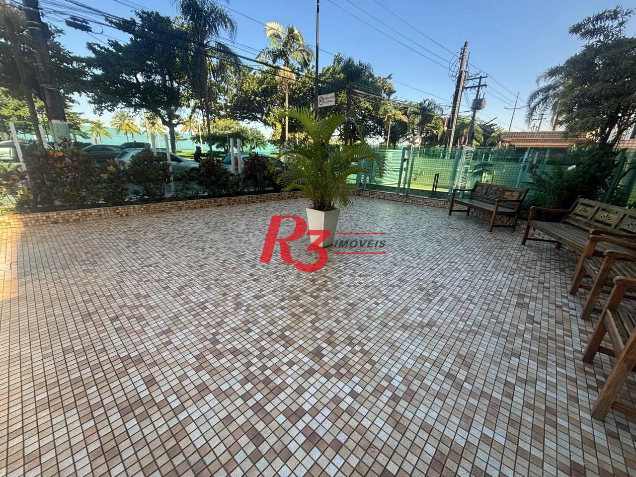 Apartamento a venda de 2 dormitórios na guadra da praia