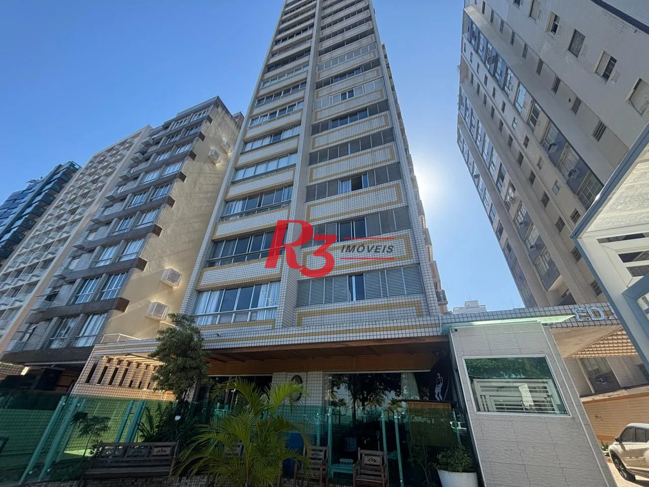 Apartamento a venda de 2 dormitórios na guadra da praia