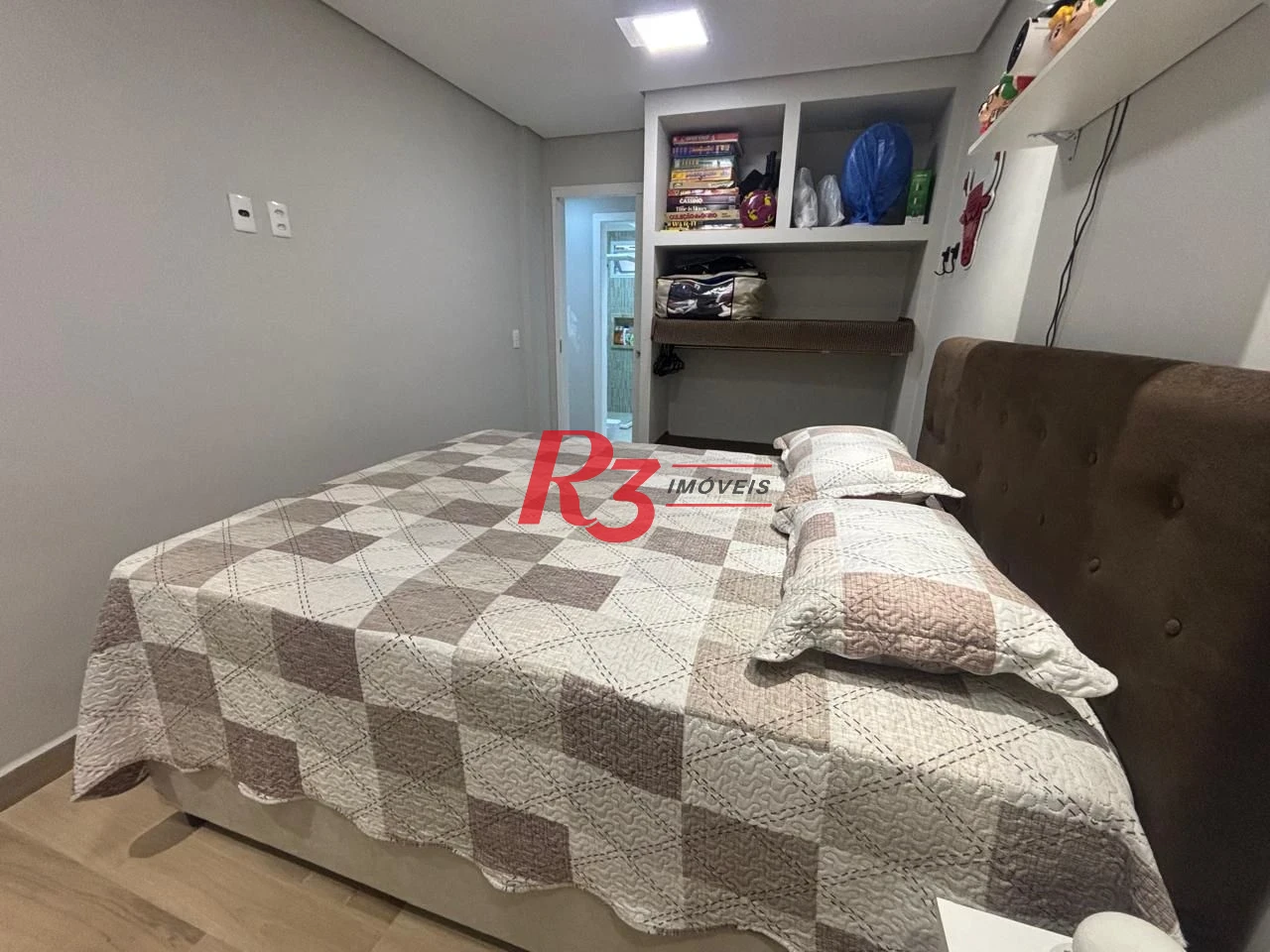 Apartamento a venda de 2 dormitórios na guadra da praia