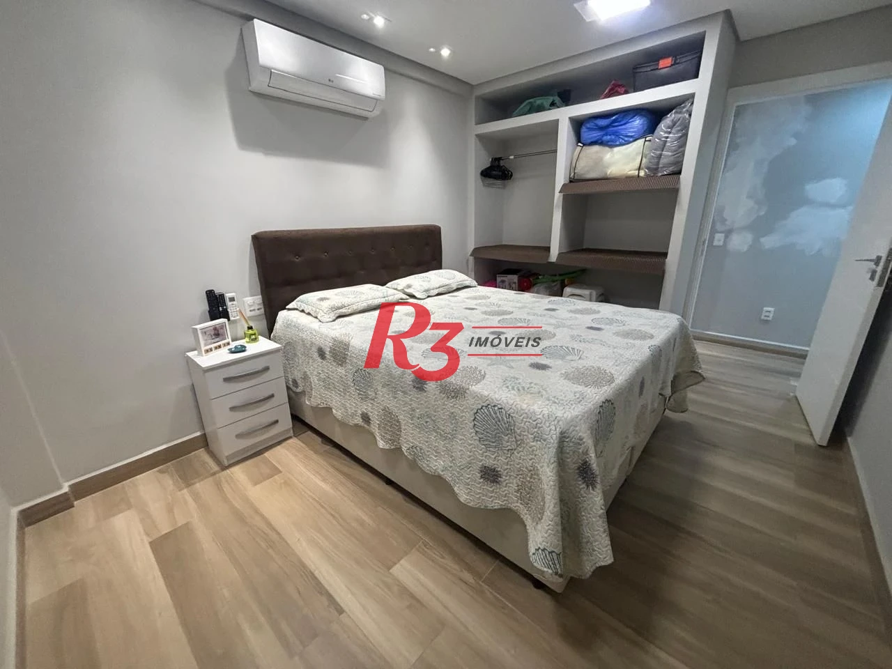 Apartamento a venda de 2 dormitórios na guadra da praia