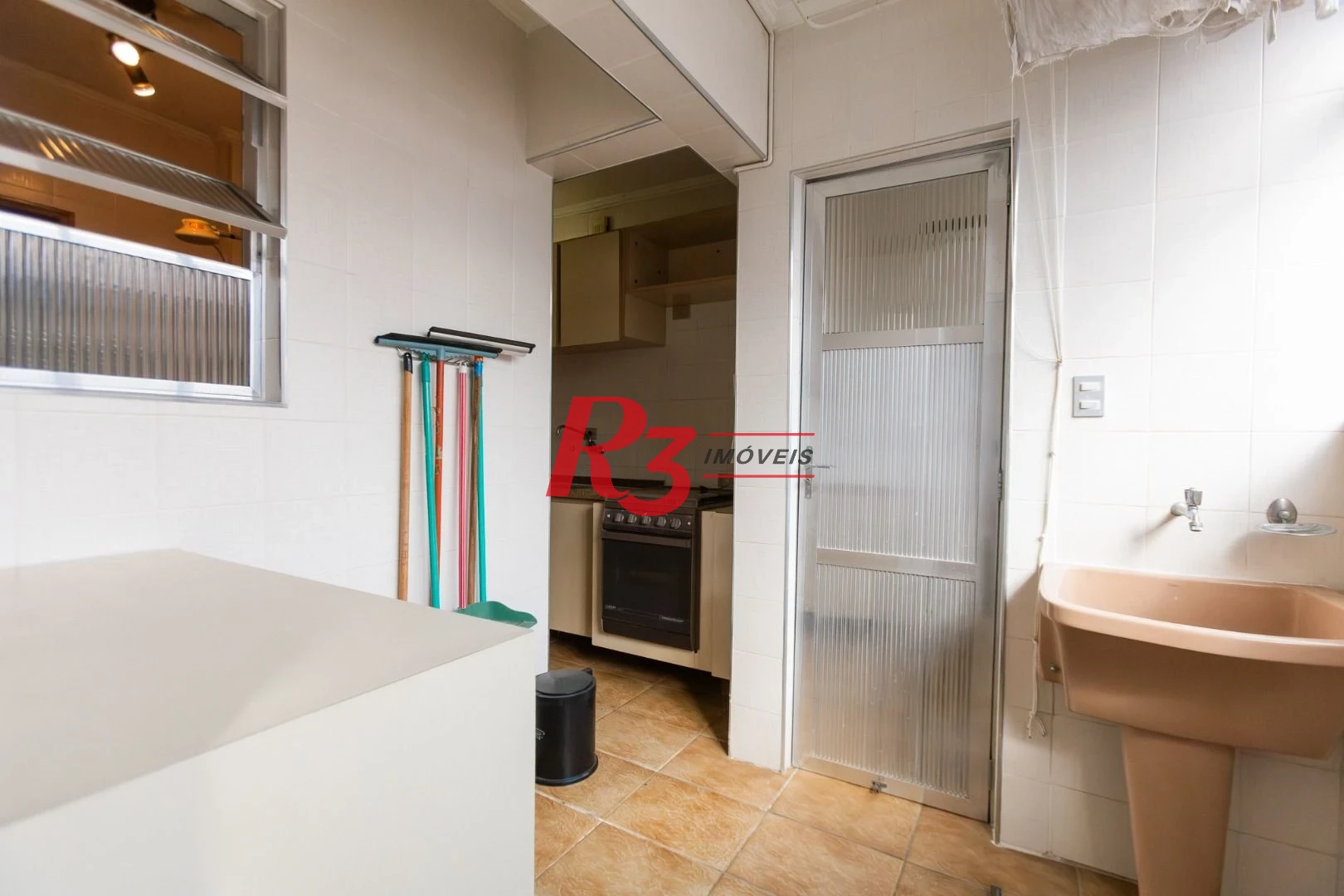 Apartamento com 2 dormitórios à venda, 62 m² por R$ 690.000,00 - Gonzaga - Santos/SP