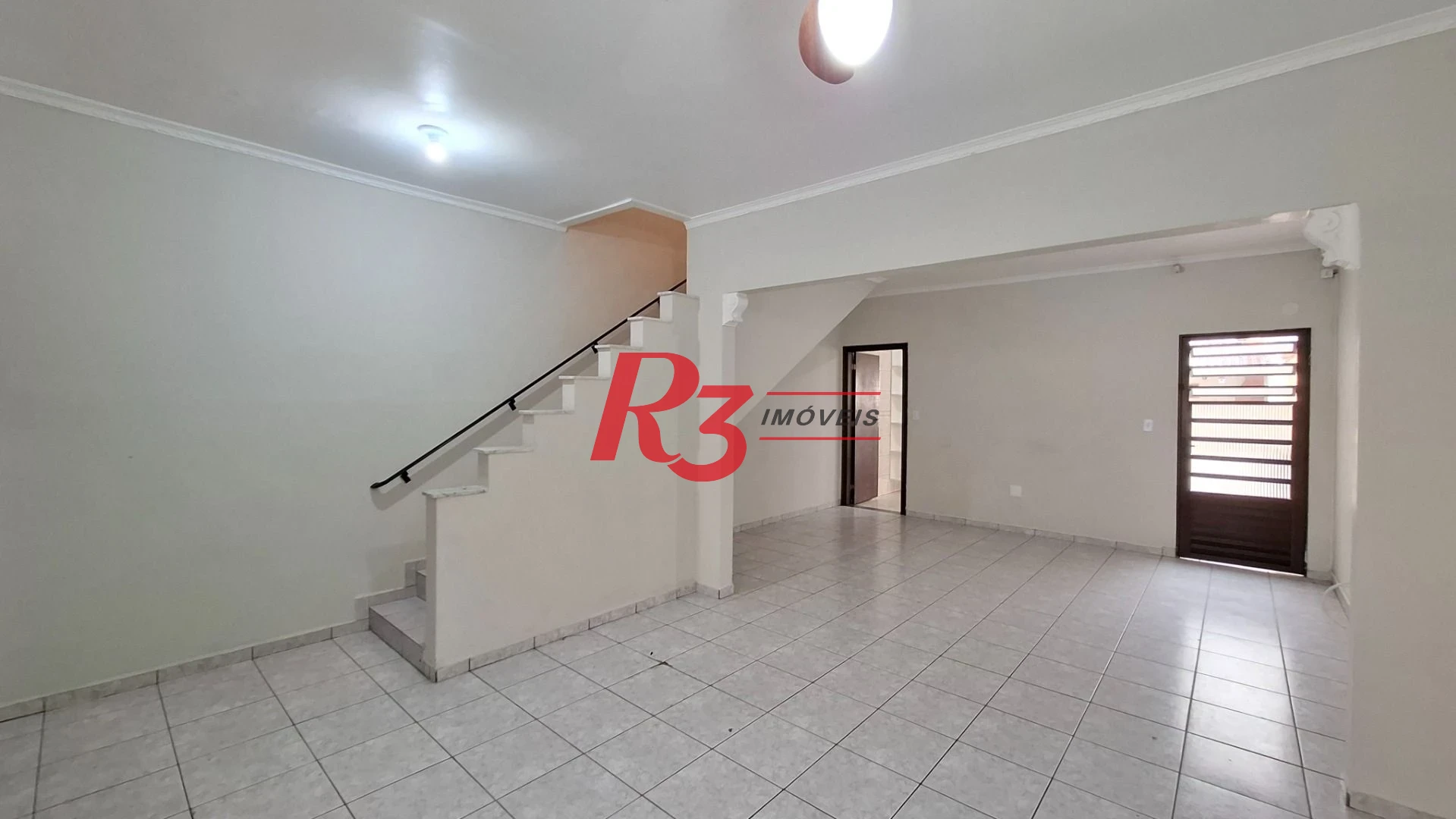Casa sobrado à venda,  com 3 quartos (1 suíte), 2 vagas, piscina, no Gonzaga, em Santos SP.