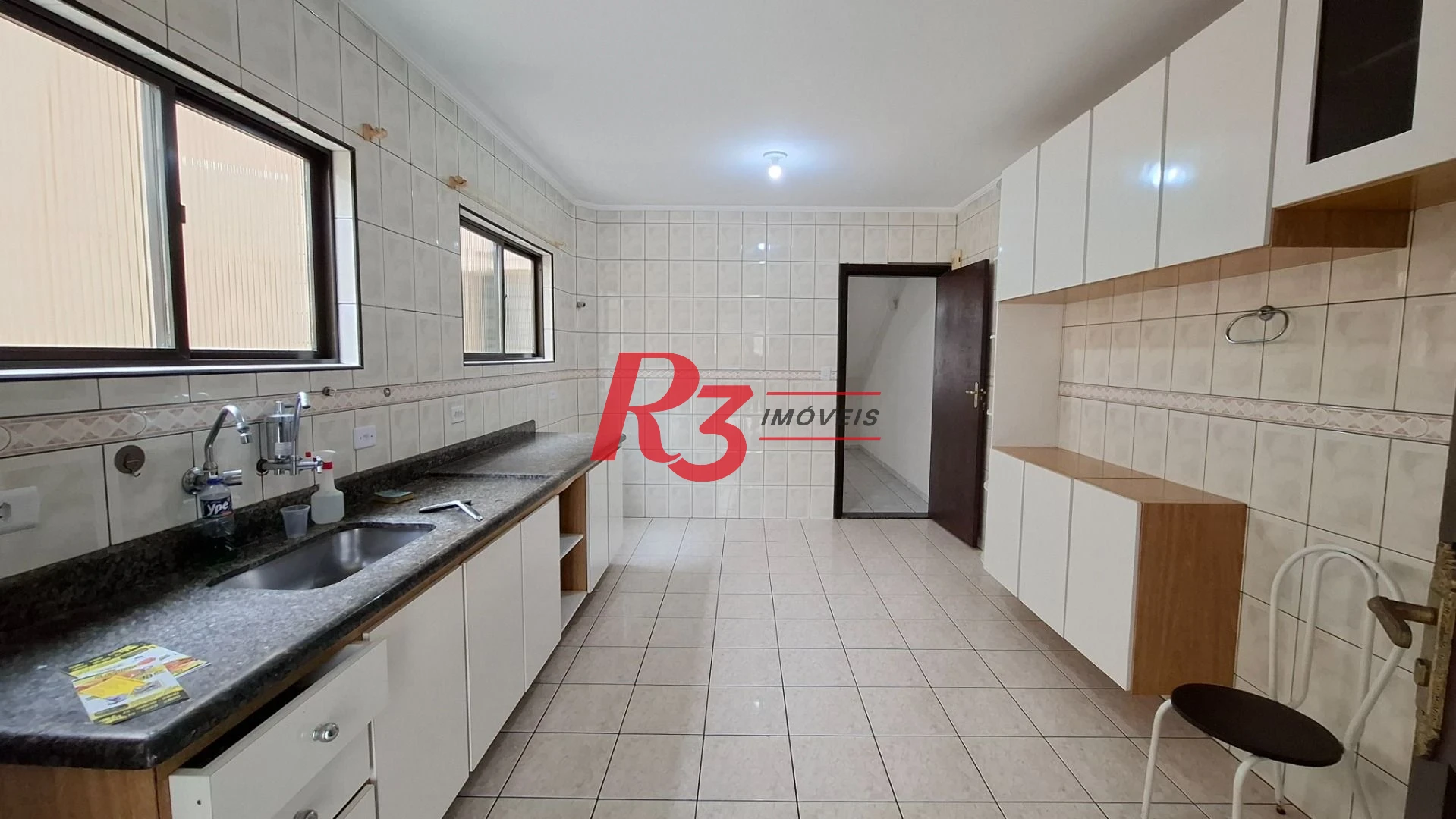 Casa sobrado à venda,  com 3 quartos (1 suíte), 2 vagas, piscina, no Gonzaga, em Santos SP.