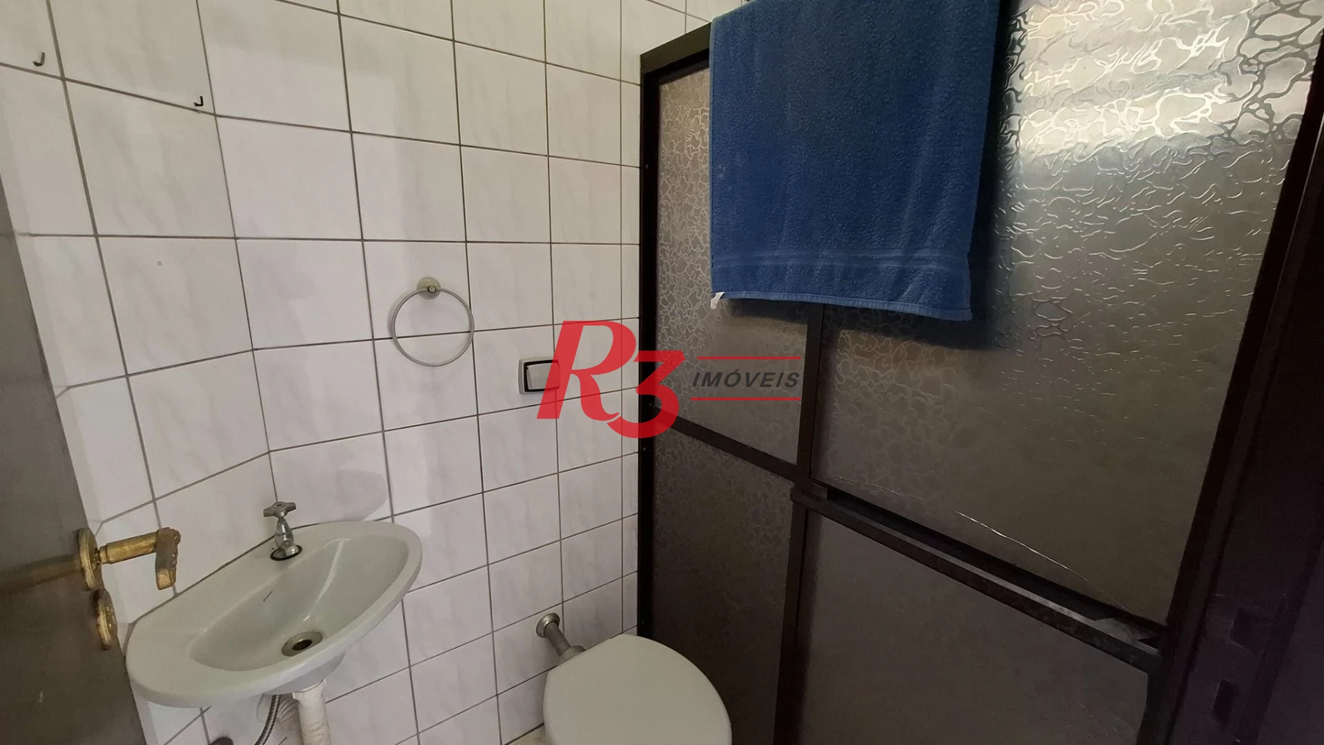 Casa sobrado à venda,  com 3 quartos (1 suíte), 2 vagas, piscina, no Gonzaga, em Santos SP.