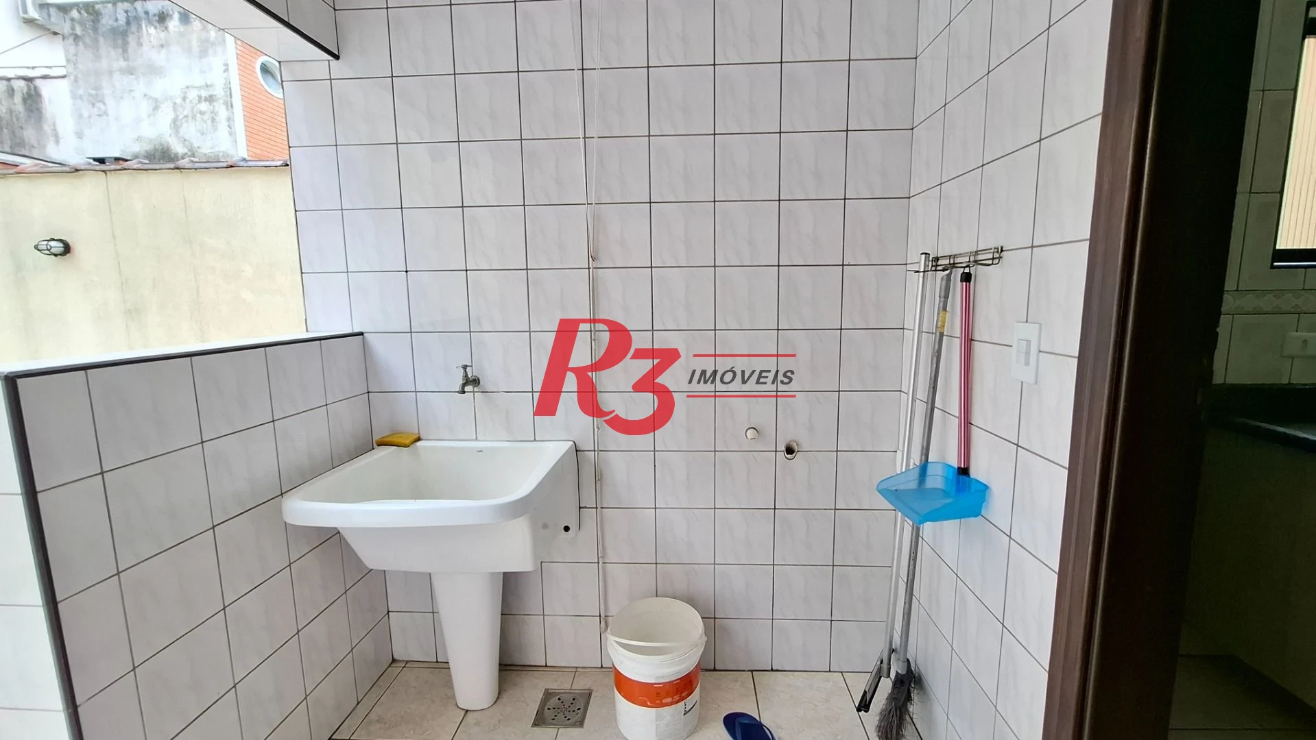 Casa sobrado à venda,  com 3 quartos (1 suíte), 2 vagas, piscina, no Gonzaga, em Santos SP.