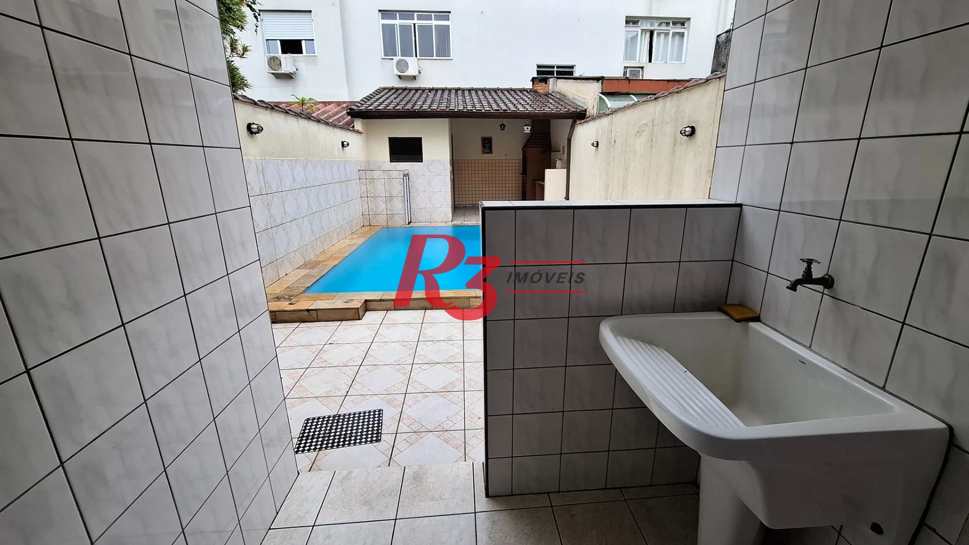Casa sobrado à venda,  com 3 quartos (1 suíte), 2 vagas, piscina, no Gonzaga, em Santos SP.
