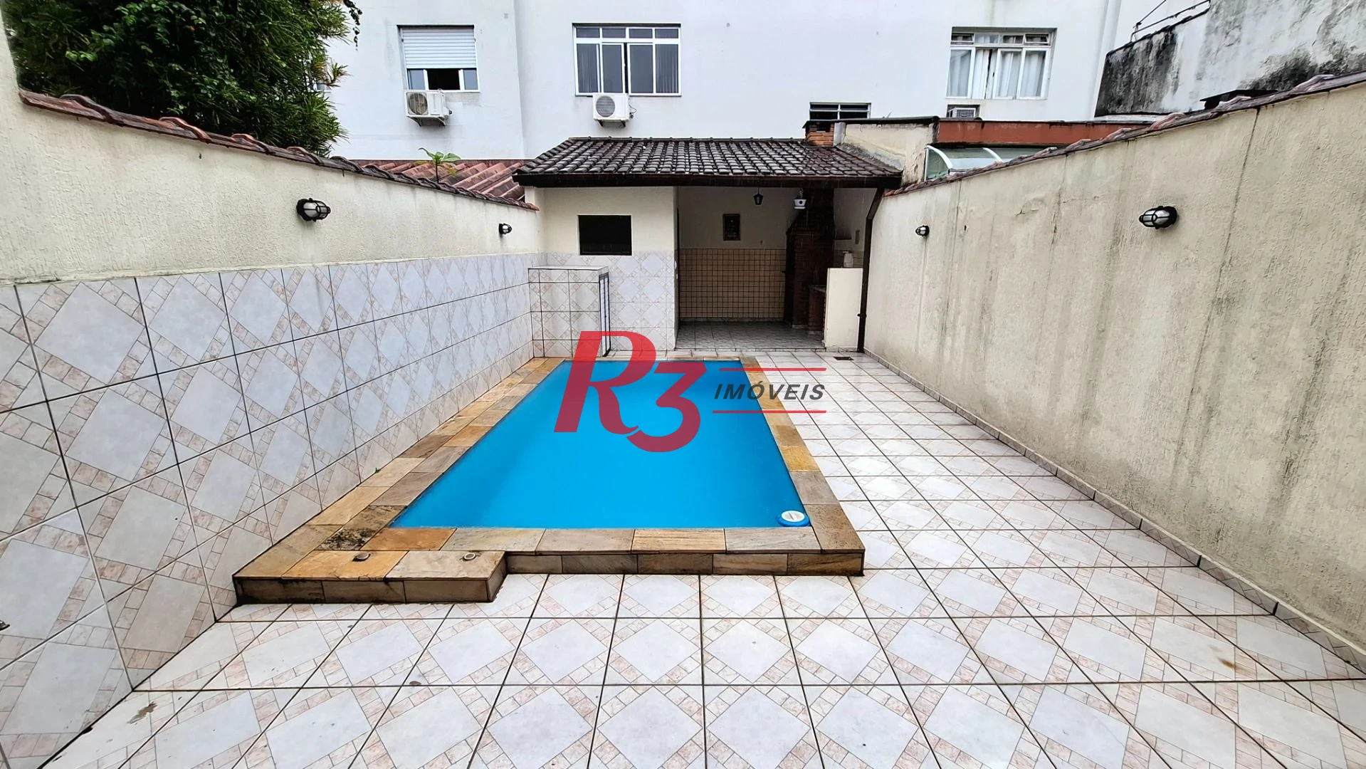 Casa sobrado à venda,  com 3 quartos (1 suíte), 2 vagas, piscina, no Gonzaga, em Santos SP.