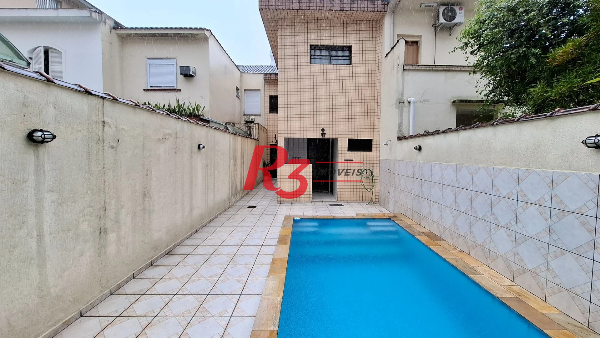 Casa sobrado à venda,  com 3 quartos (1 suíte), 2 vagas, piscina, no Gonzaga, em Santos SP.
