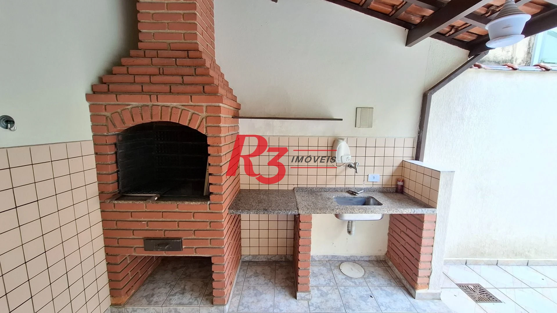 Casa sobrado à venda,  com 3 quartos (1 suíte), 2 vagas, piscina, no Gonzaga, em Santos SP.