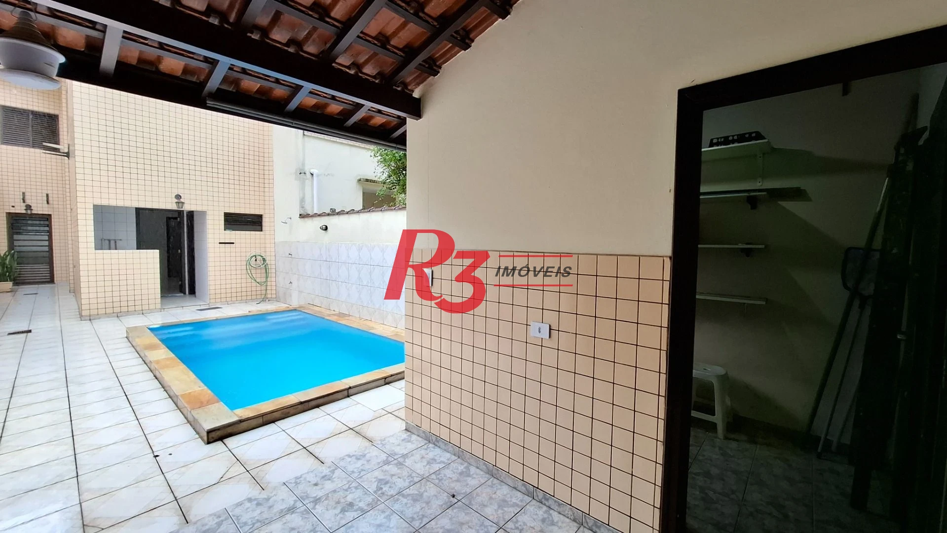 Casa sobrado à venda,  com 3 quartos (1 suíte), 2 vagas, piscina, no Gonzaga, em Santos SP.