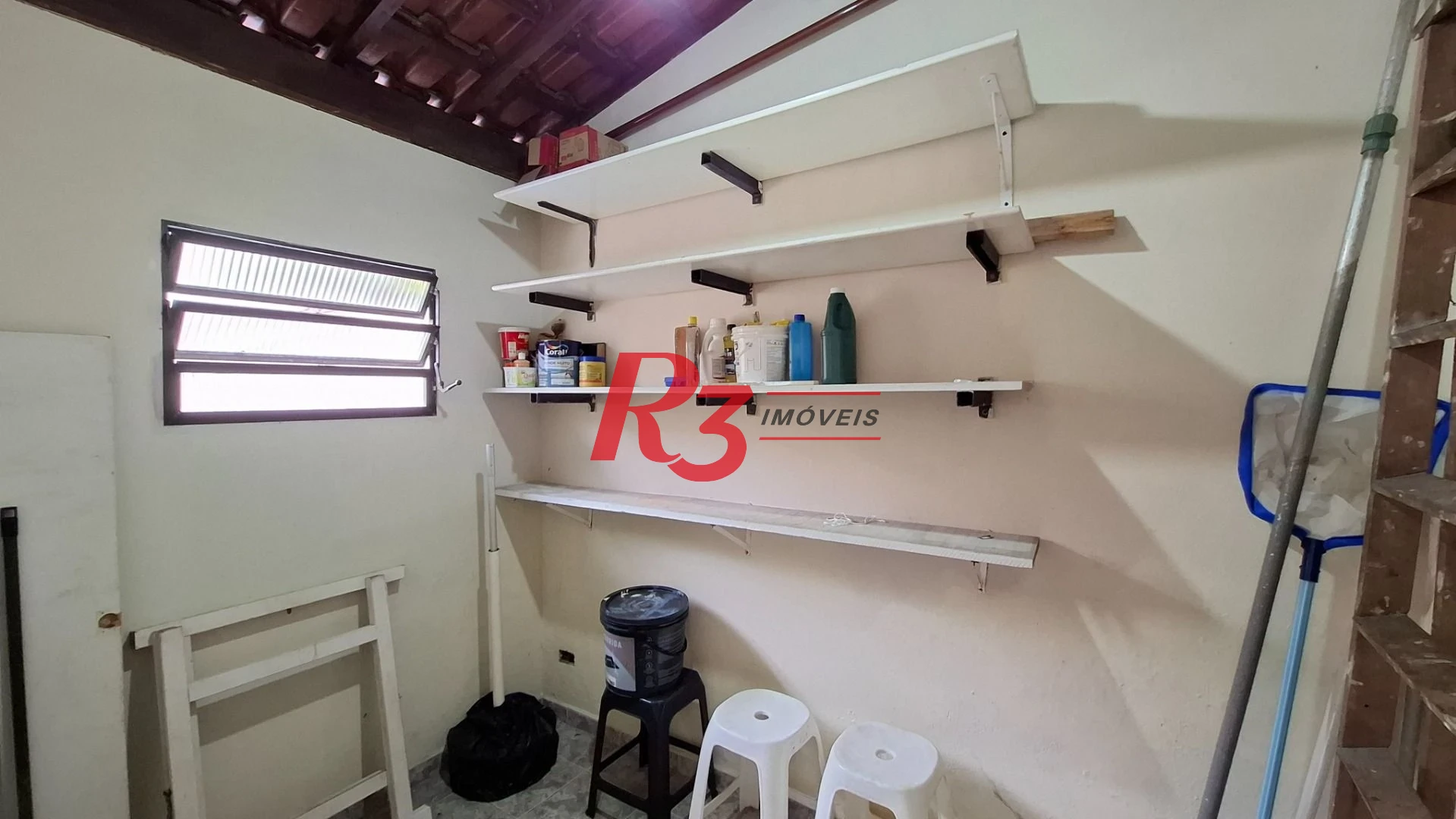 Casa sobrado à venda,  com 3 quartos (1 suíte), 2 vagas, piscina, no Gonzaga, em Santos SP.