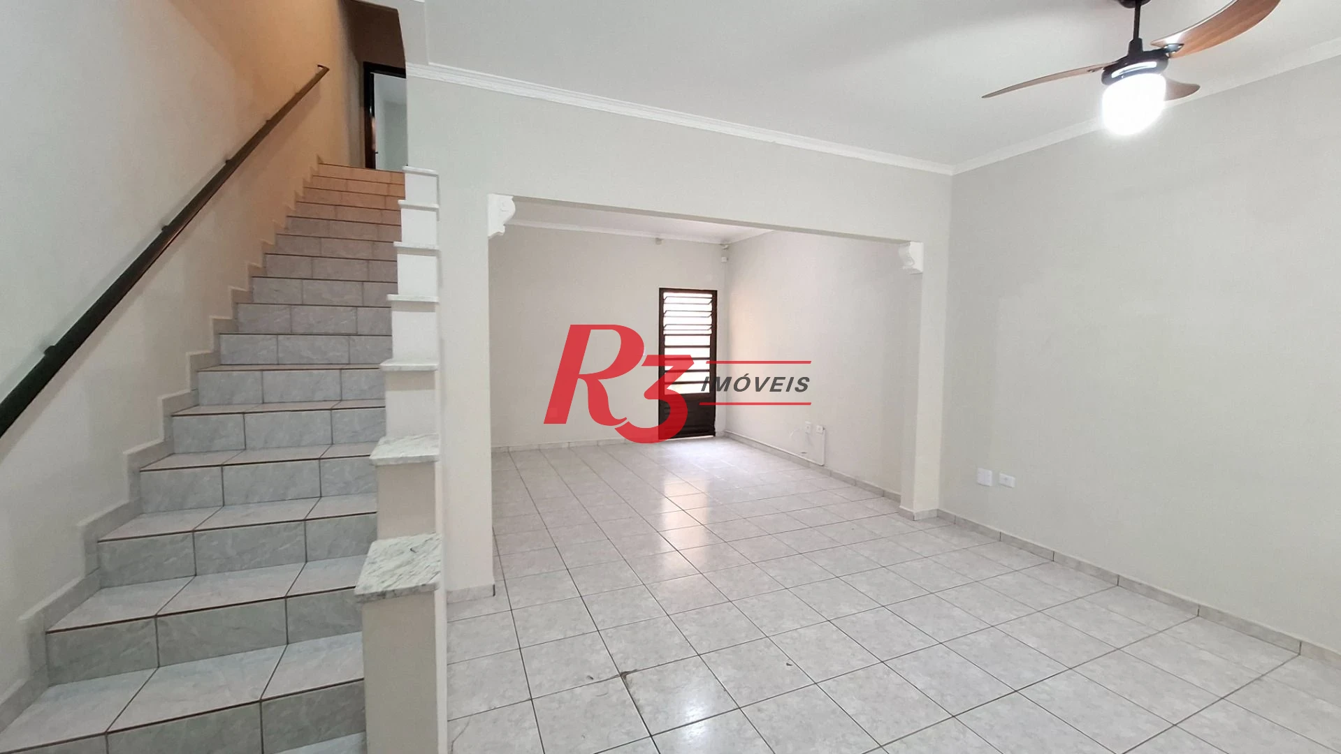 Casa sobrado à venda,  com 3 quartos (1 suíte), 2 vagas, piscina, no Gonzaga, em Santos SP.