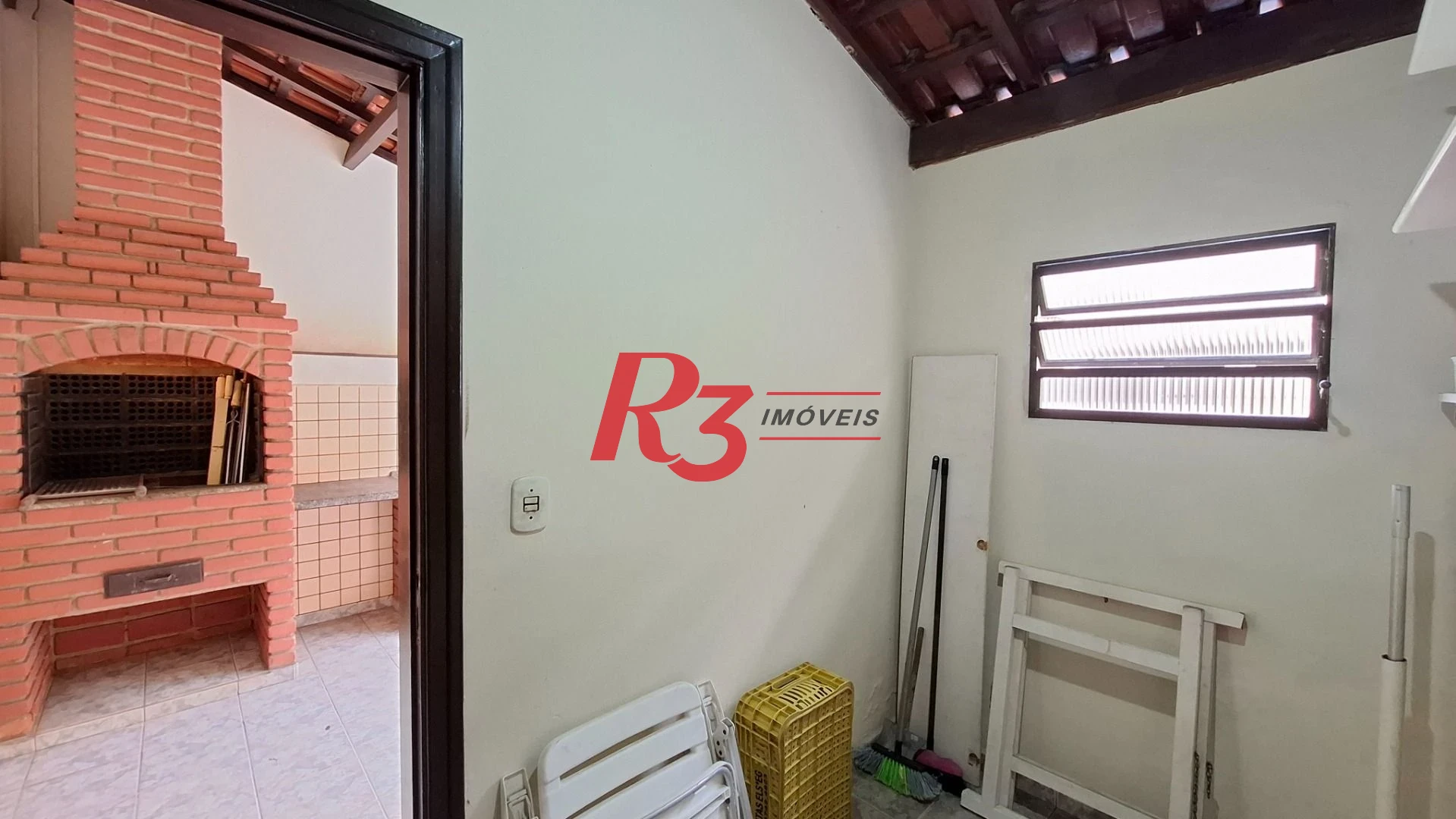 Casa sobrado à venda,  com 3 quartos (1 suíte), 2 vagas, piscina, no Gonzaga, em Santos SP.