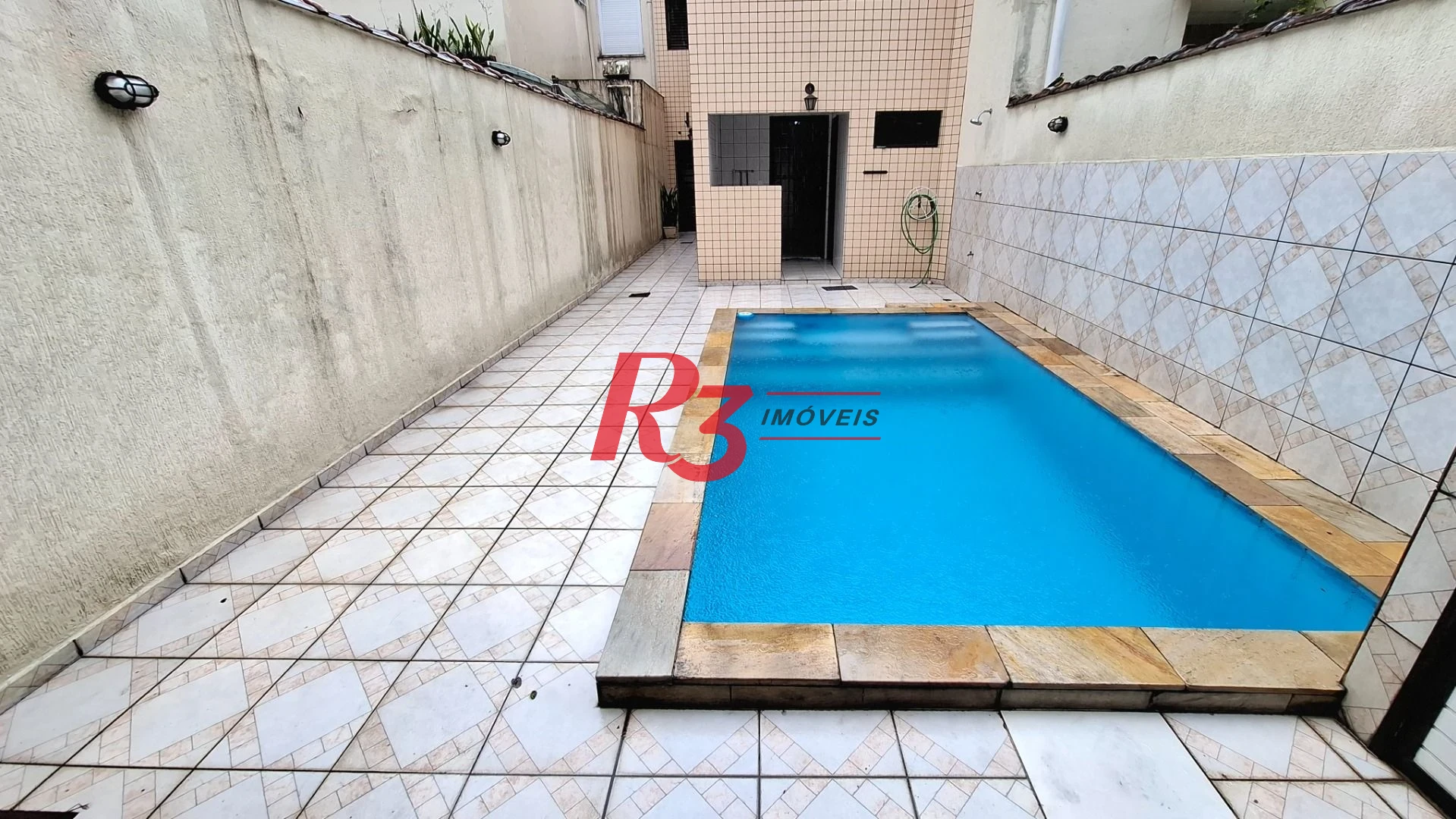Casa sobrado à venda,  com 3 quartos (1 suíte), 2 vagas, piscina, no Gonzaga, em Santos SP.