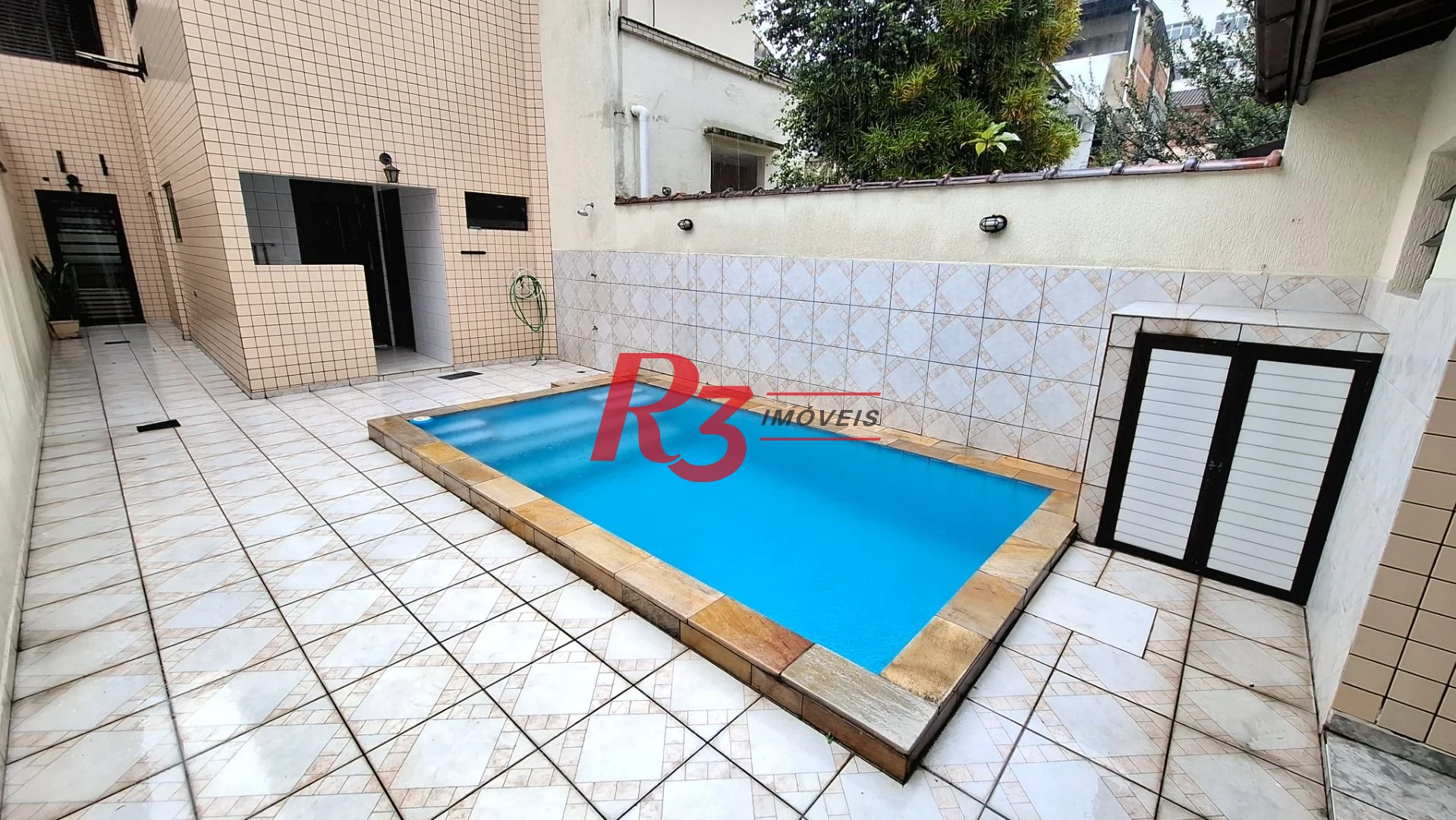 Casa sobrado à venda,  com 3 quartos (1 suíte), 2 vagas, piscina, no Gonzaga, em Santos SP.