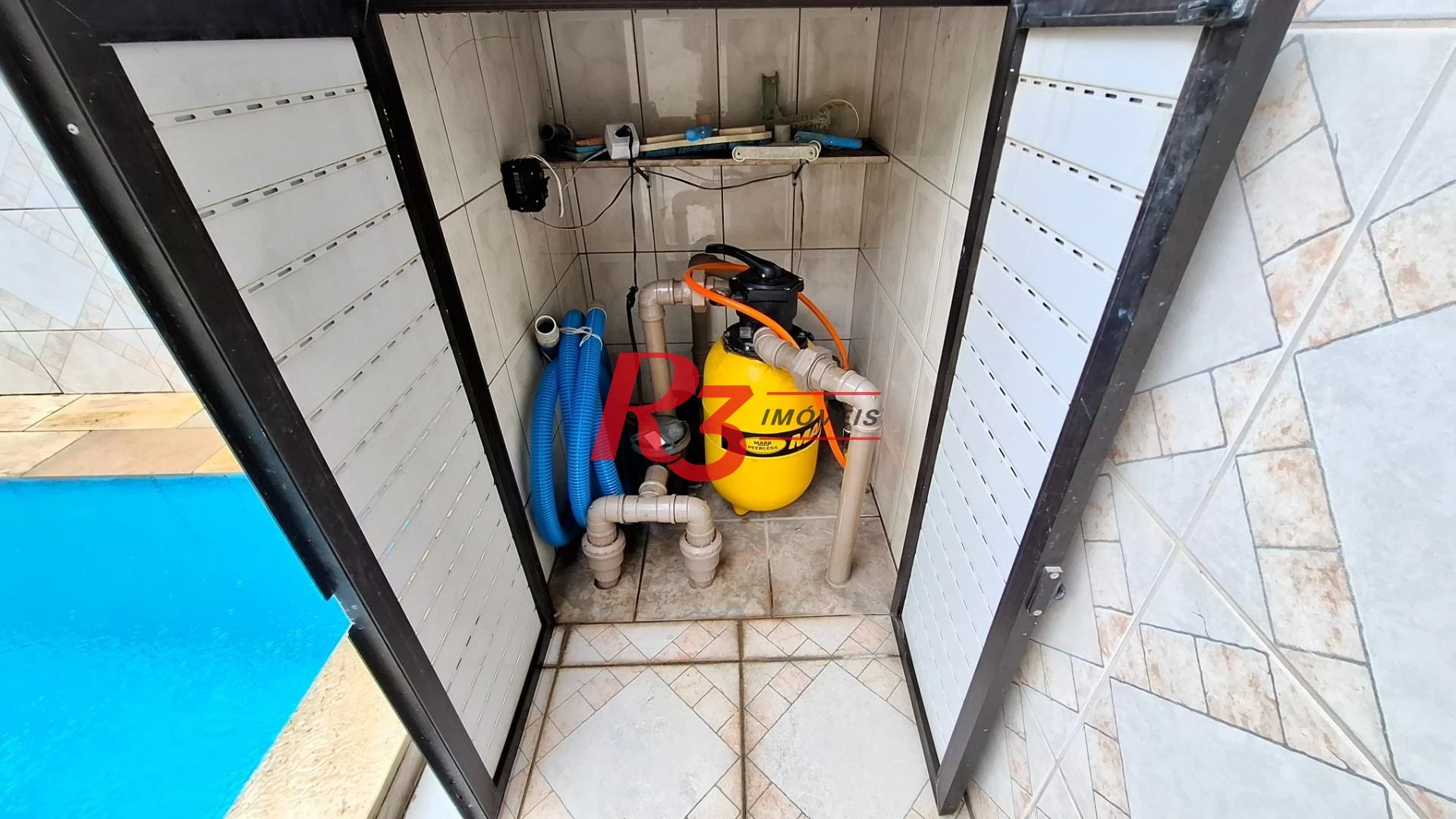 Casa sobrado à venda,  com 3 quartos (1 suíte), 2 vagas, piscina, no Gonzaga, em Santos SP.