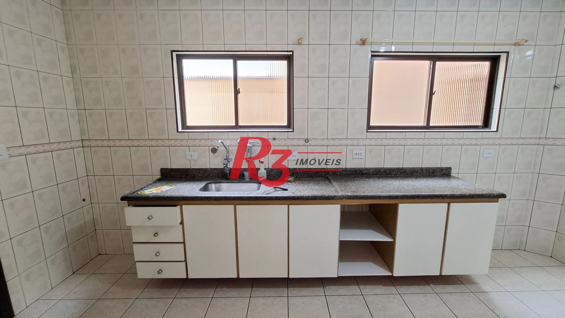 Casa sobrado à venda,  com 3 quartos (1 suíte), 2 vagas, piscina, no Gonzaga, em Santos SP.