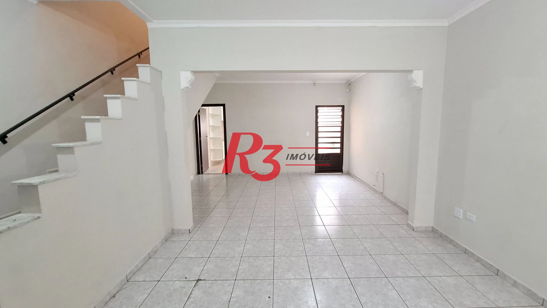 Casa sobrado à venda,  com 3 quartos (1 suíte), 2 vagas, piscina, no Gonzaga, em Santos SP.