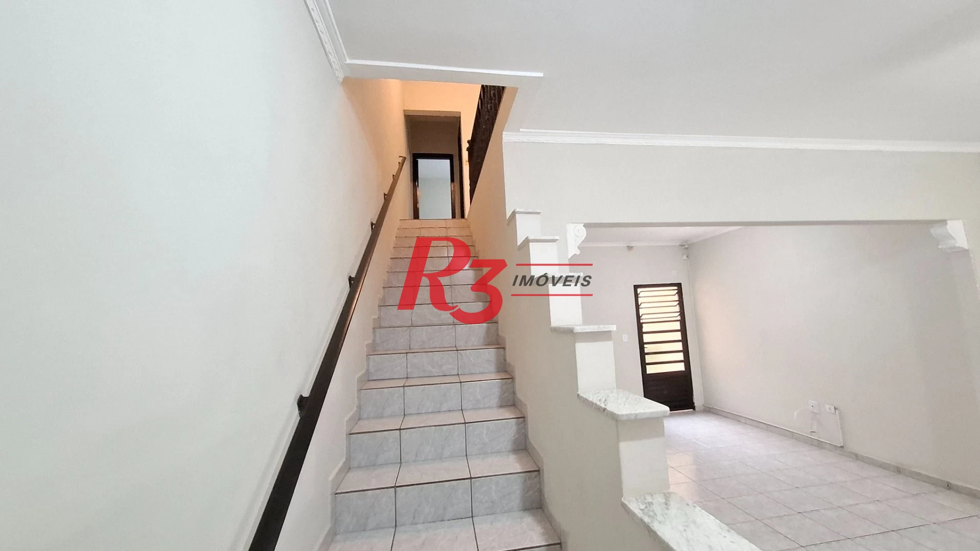 Casa sobrado à venda,  com 3 quartos (1 suíte), 2 vagas, piscina, no Gonzaga, em Santos SP.
