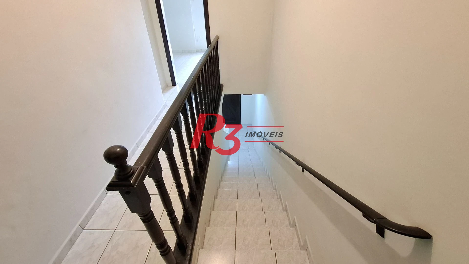 Casa sobrado à venda,  com 3 quartos (1 suíte), 2 vagas, piscina, no Gonzaga, em Santos SP.