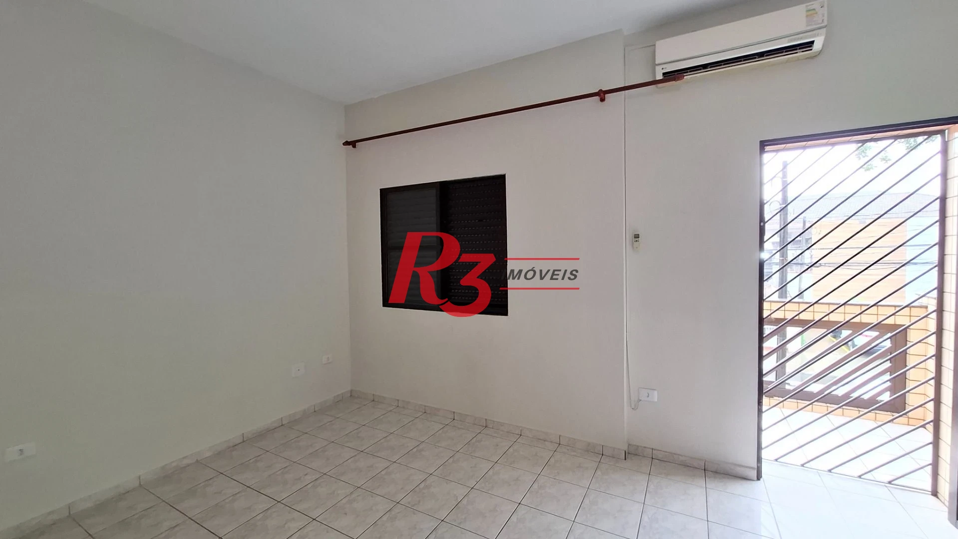 Casa sobrado à venda,  com 3 quartos (1 suíte), 2 vagas, piscina, no Gonzaga, em Santos SP.