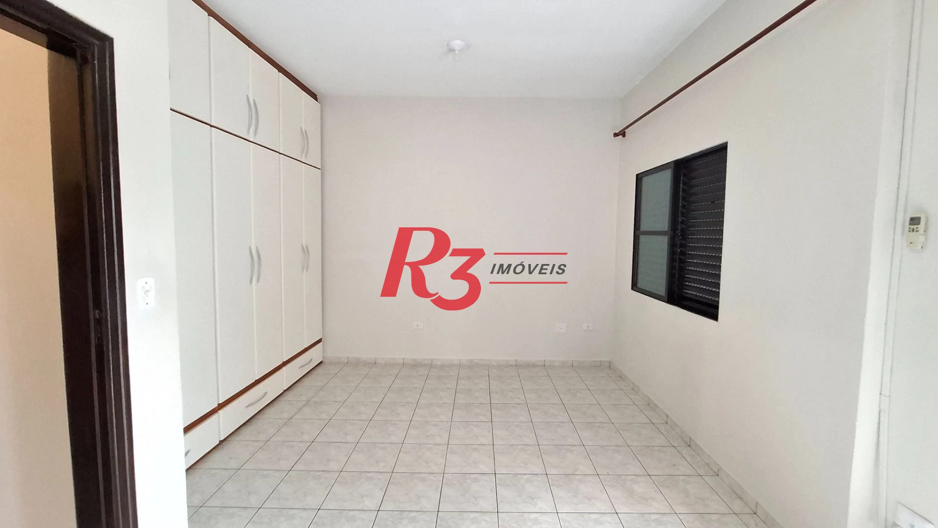Casa sobrado à venda,  com 3 quartos (1 suíte), 2 vagas, piscina, no Gonzaga, em Santos SP.