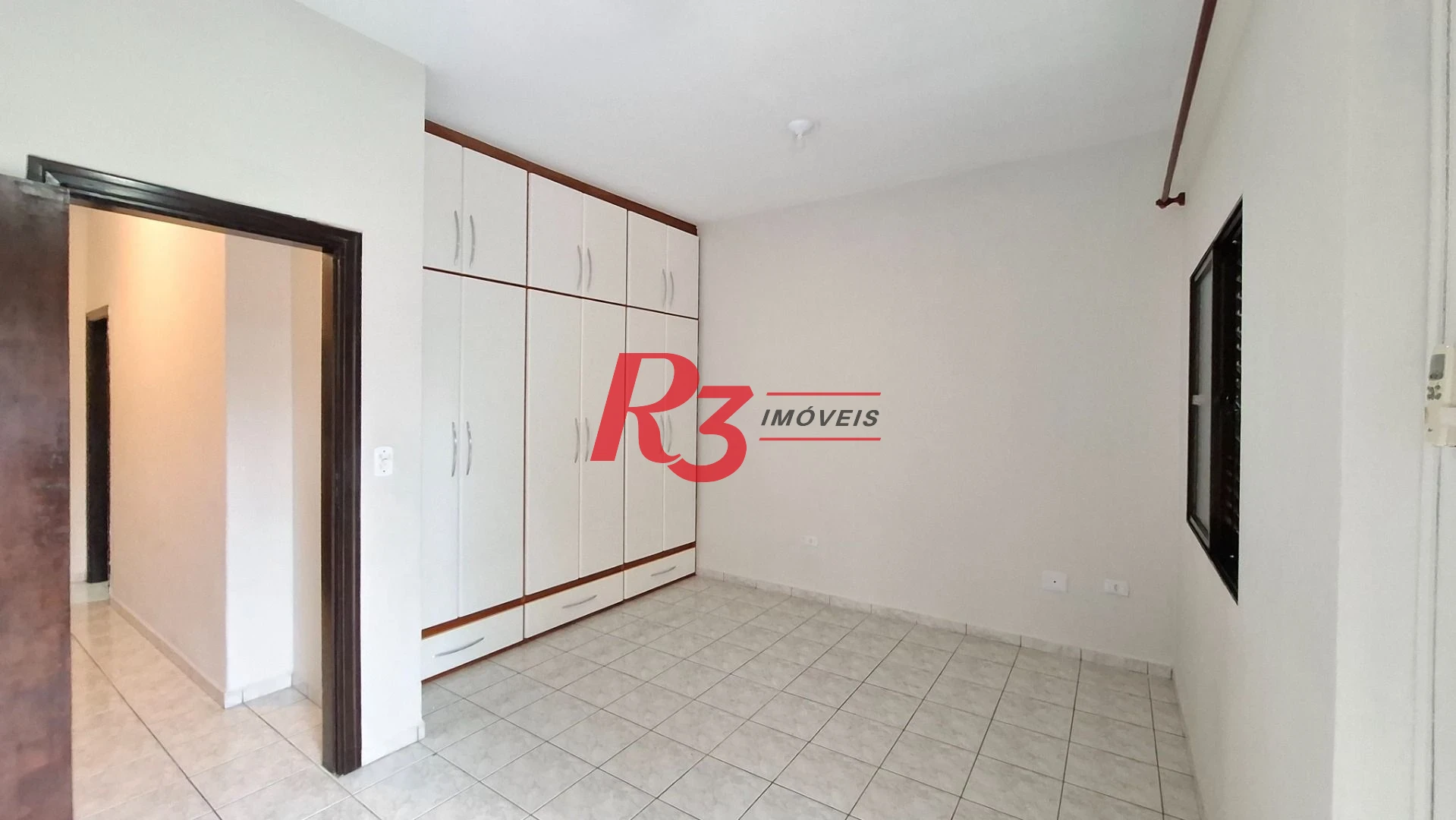 Casa sobrado à venda,  com 3 quartos (1 suíte), 2 vagas, piscina, no Gonzaga, em Santos SP.
