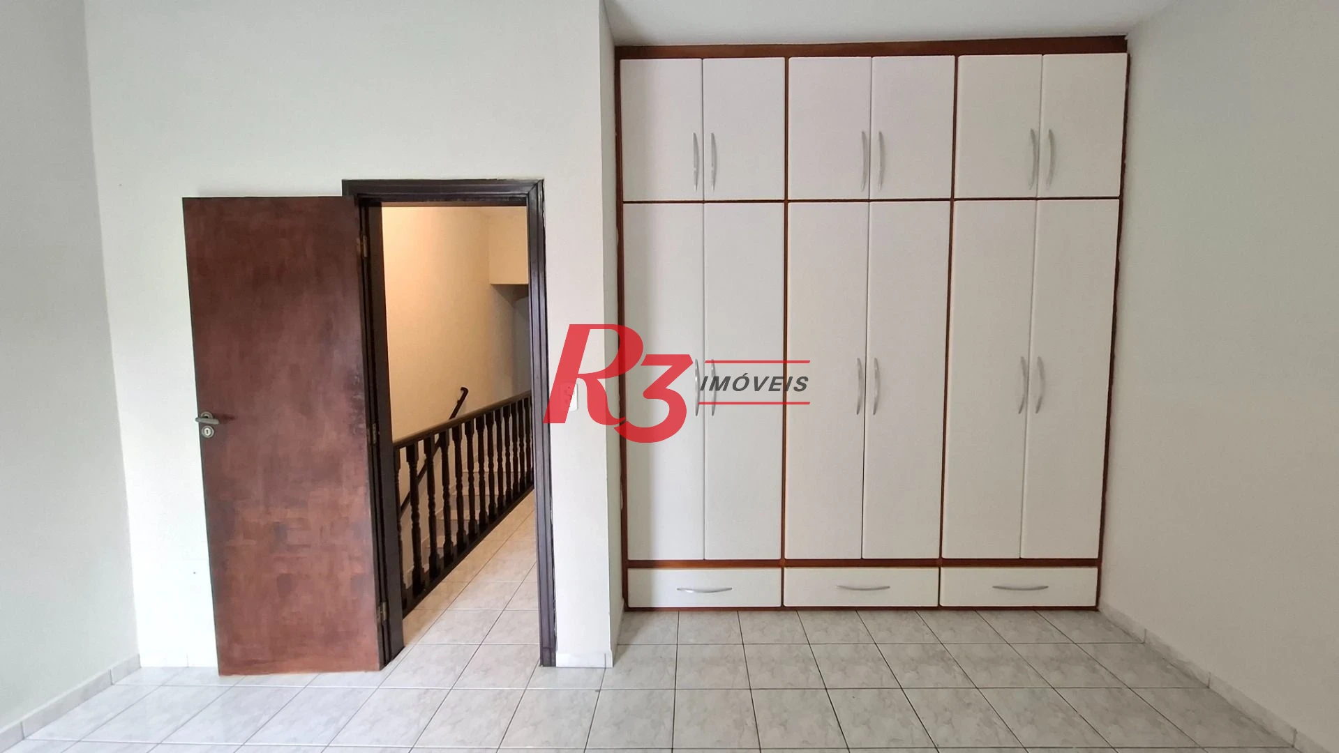 Casa sobrado à venda,  com 3 quartos (1 suíte), 2 vagas, piscina, no Gonzaga, em Santos SP.