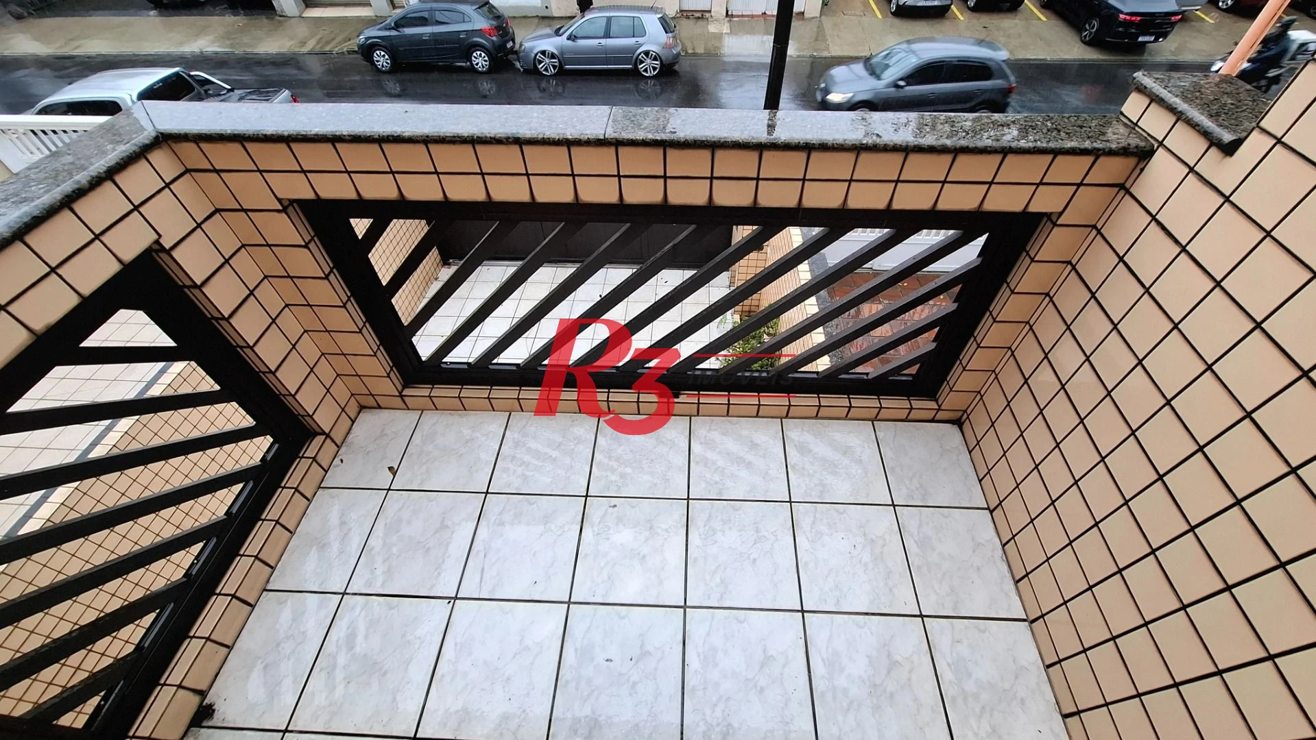 Casa sobrado à venda,  com 3 quartos (1 suíte), 2 vagas, piscina, no Gonzaga, em Santos SP.