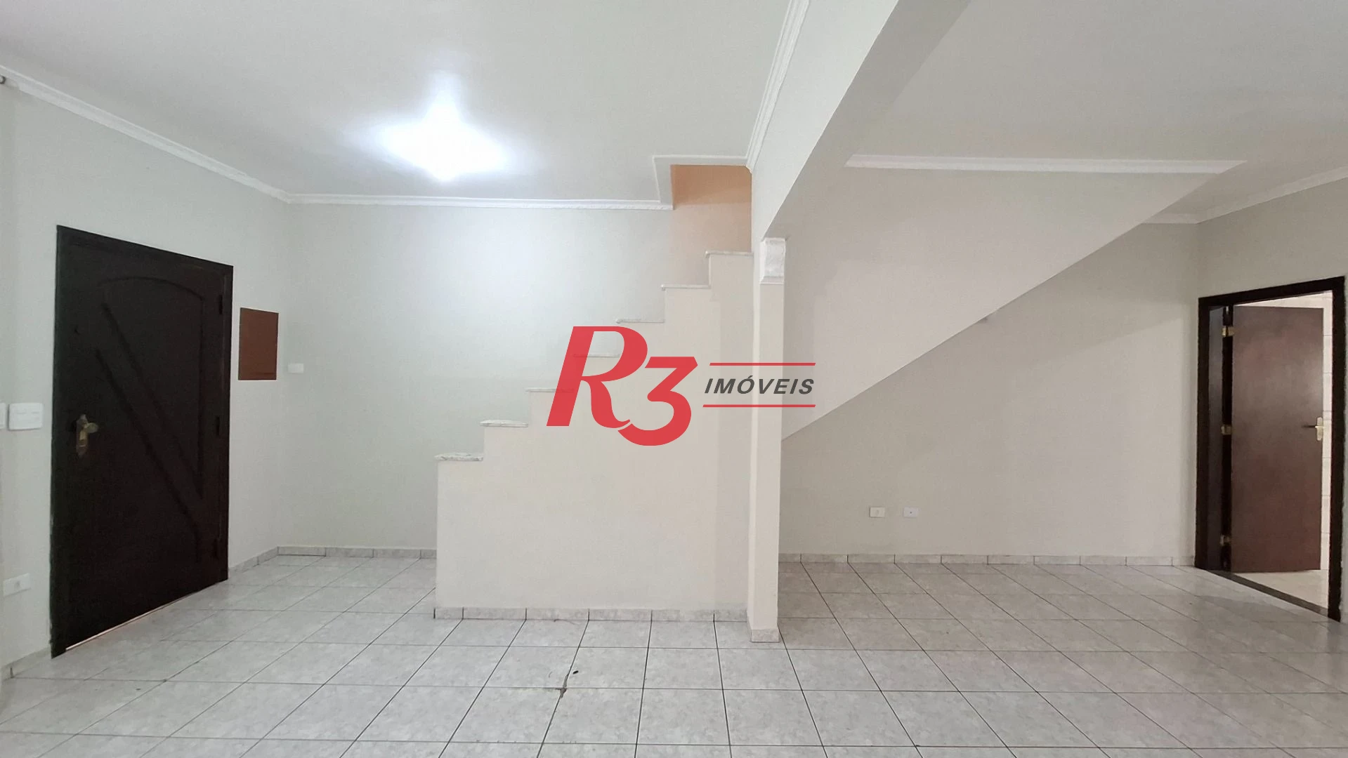 Casa sobrado à venda,  com 3 quartos (1 suíte), 2 vagas, piscina, no Gonzaga, em Santos SP.