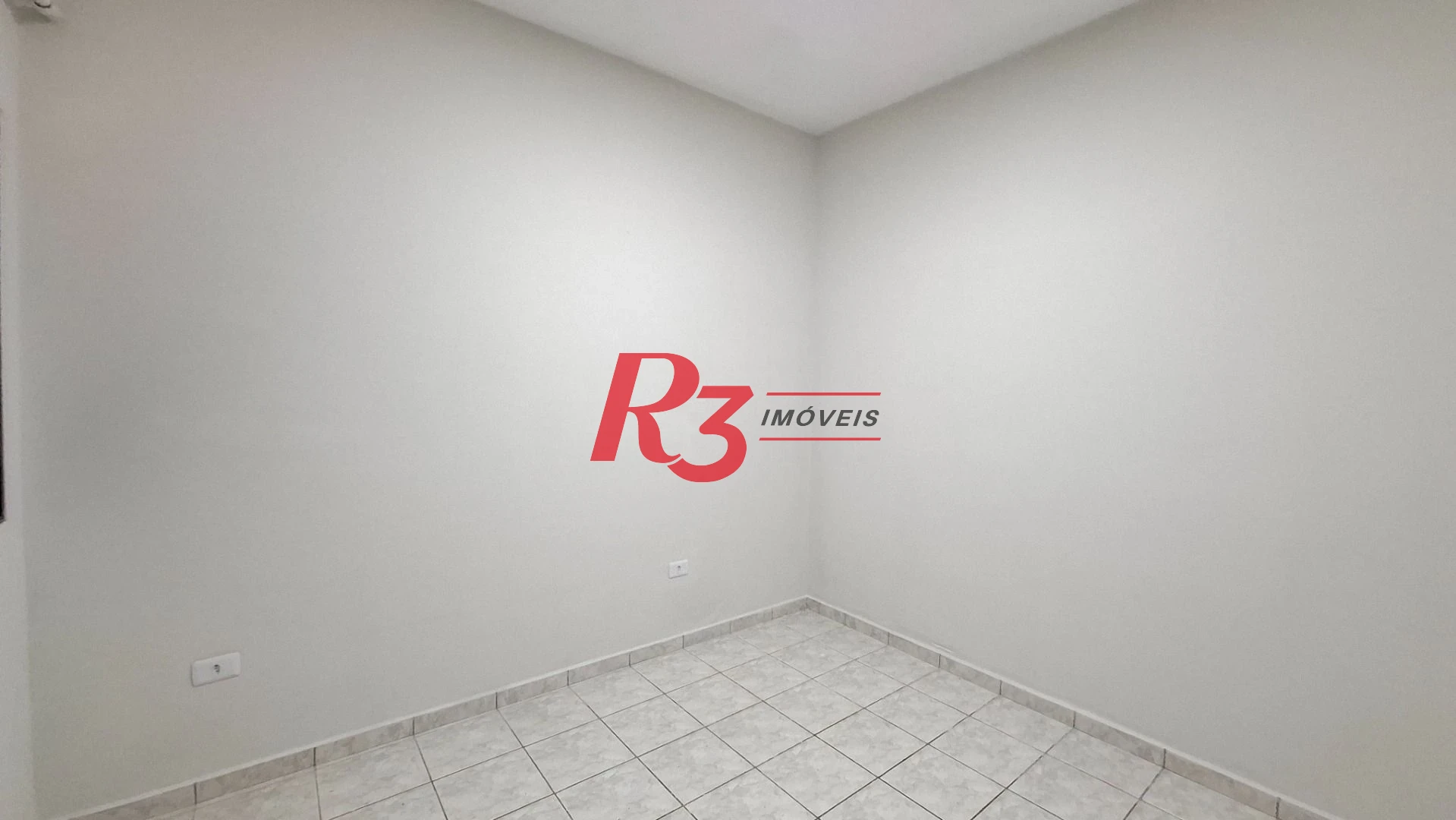 Casa sobrado à venda,  com 3 quartos (1 suíte), 2 vagas, piscina, no Gonzaga, em Santos SP.