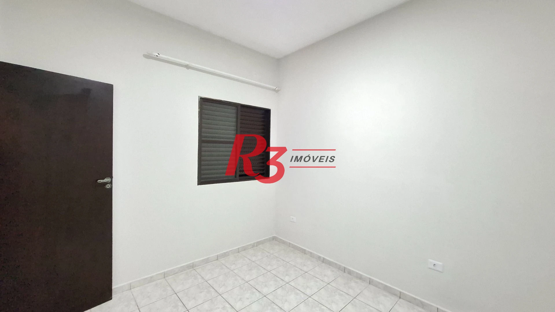 Casa sobrado à venda,  com 3 quartos (1 suíte), 2 vagas, piscina, no Gonzaga, em Santos SP.