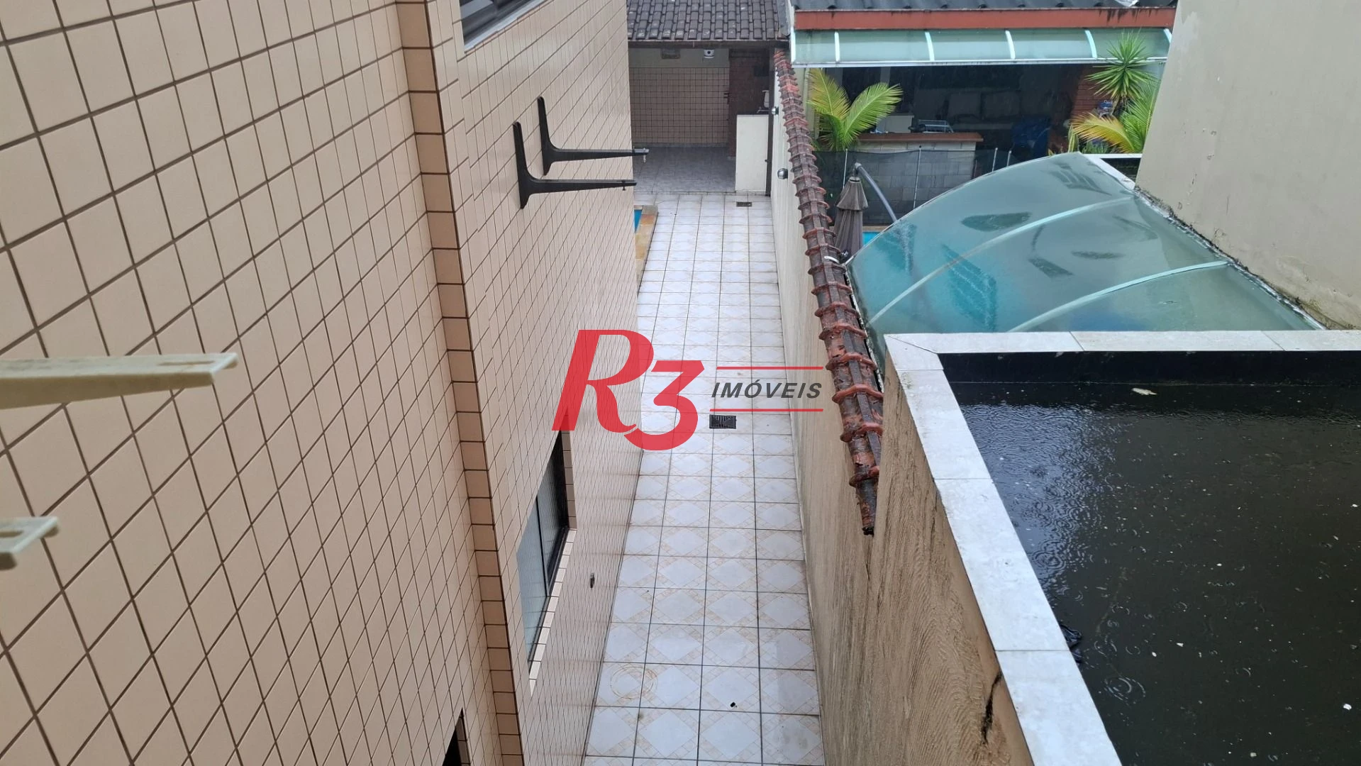 Casa sobrado à venda,  com 3 quartos (1 suíte), 2 vagas, piscina, no Gonzaga, em Santos SP.