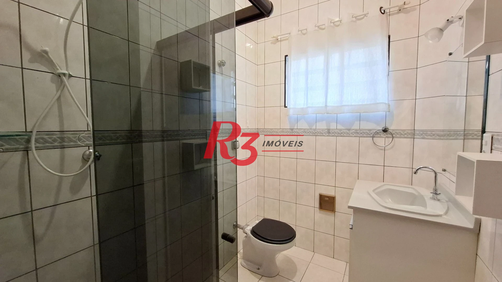 Casa sobrado à venda,  com 3 quartos (1 suíte), 2 vagas, piscina, no Gonzaga, em Santos SP.