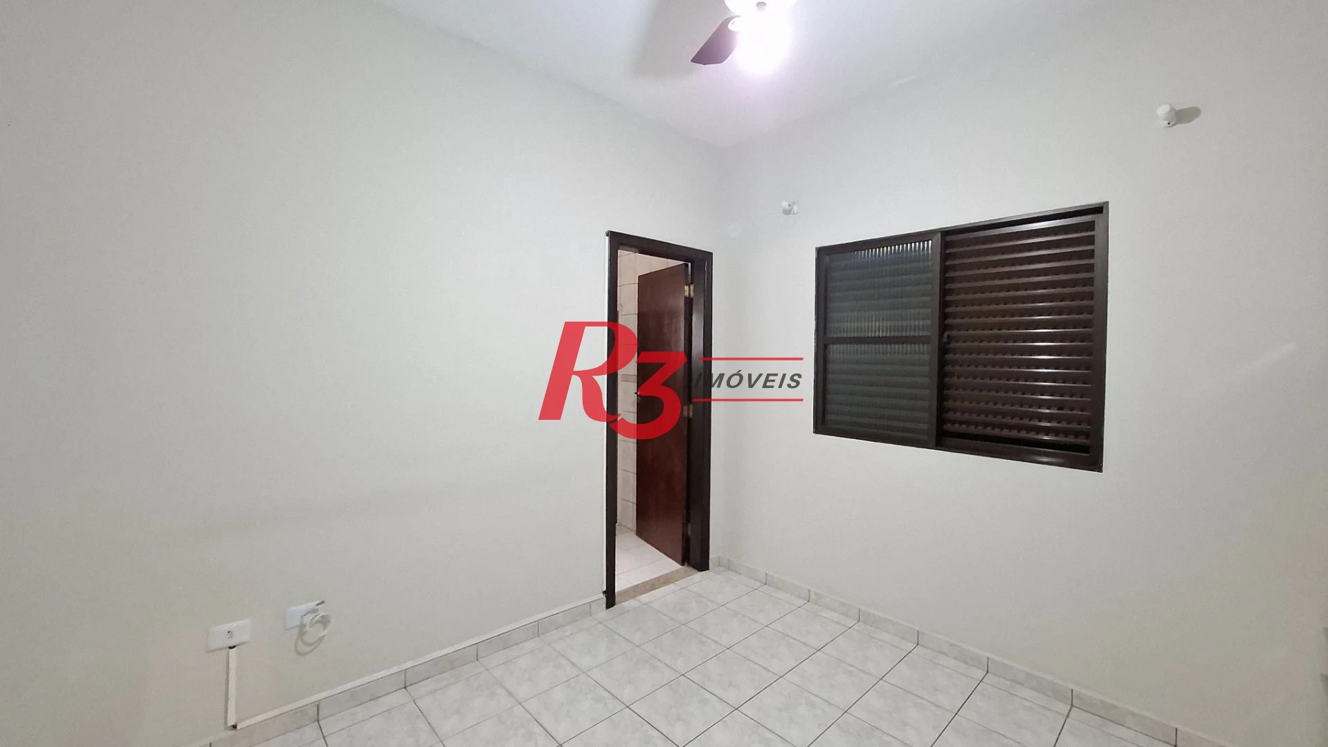 Casa sobrado à venda,  com 3 quartos (1 suíte), 2 vagas, piscina, no Gonzaga, em Santos SP.