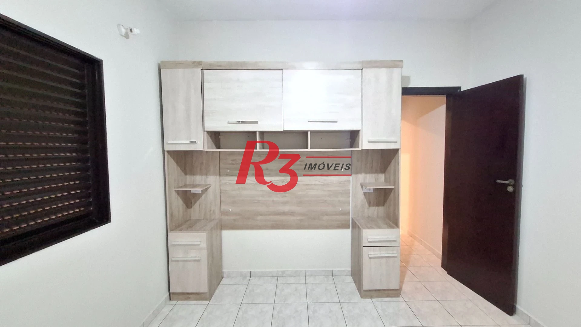 Casa sobrado à venda,  com 3 quartos (1 suíte), 2 vagas, piscina, no Gonzaga, em Santos SP.