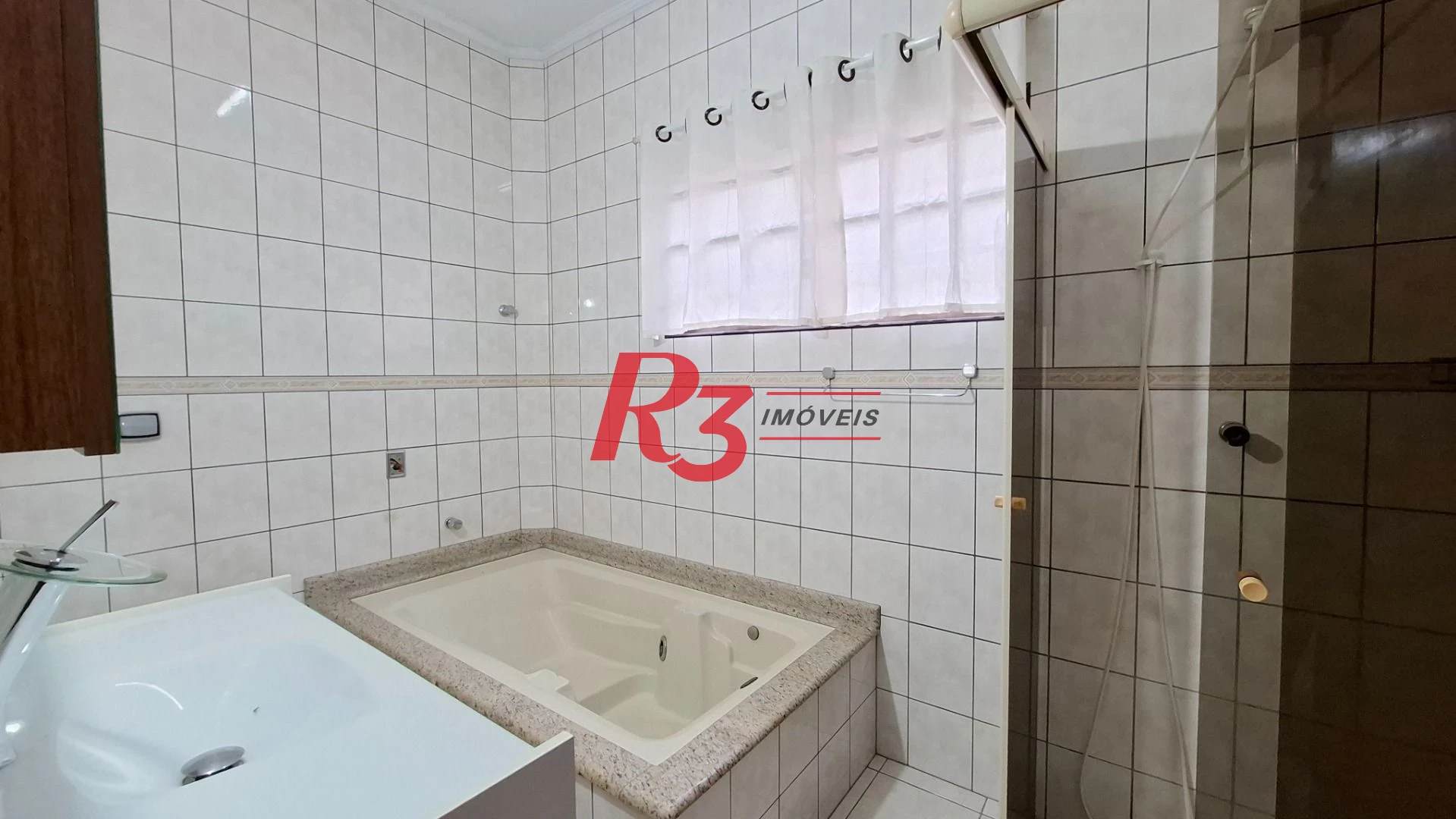 Casa sobrado à venda,  com 3 quartos (1 suíte), 2 vagas, piscina, no Gonzaga, em Santos SP.