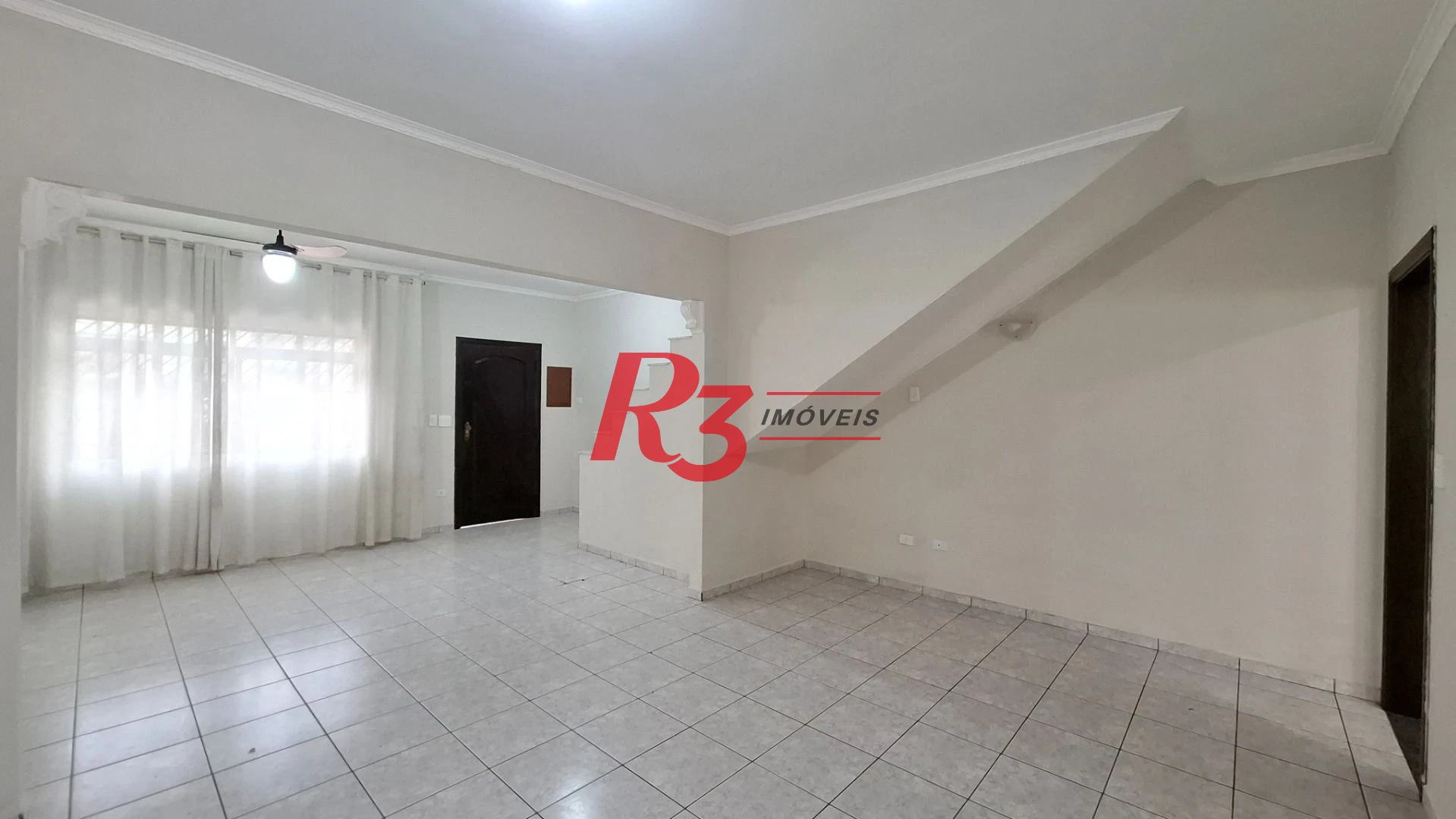Casa sobrado à venda,  com 3 quartos (1 suíte), 2 vagas, piscina, no Gonzaga, em Santos SP.