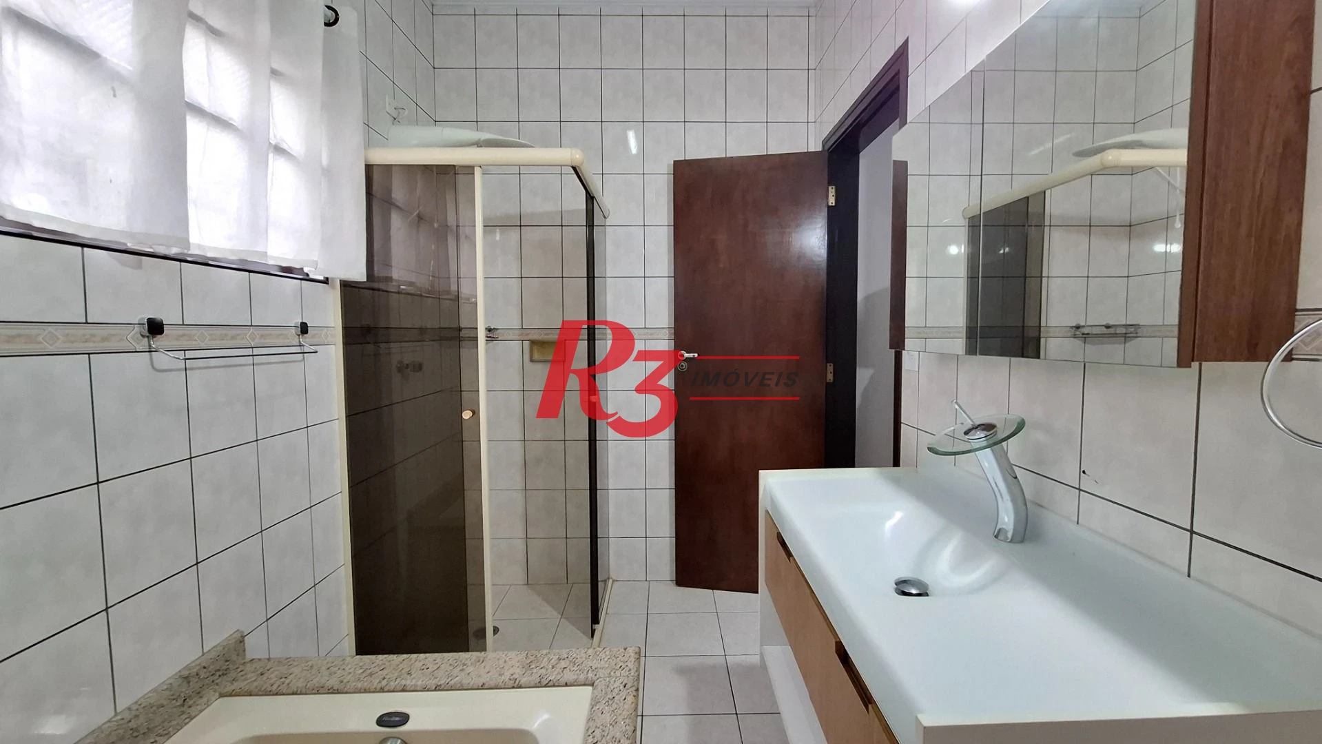 Casa sobrado à venda,  com 3 quartos (1 suíte), 2 vagas, piscina, no Gonzaga, em Santos SP.