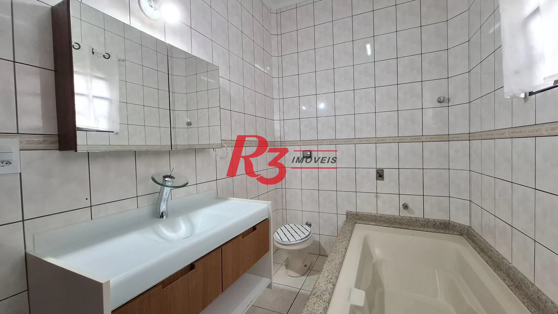 Casa sobrado à venda,  com 3 quartos (1 suíte), 2 vagas, piscina, no Gonzaga, em Santos SP.