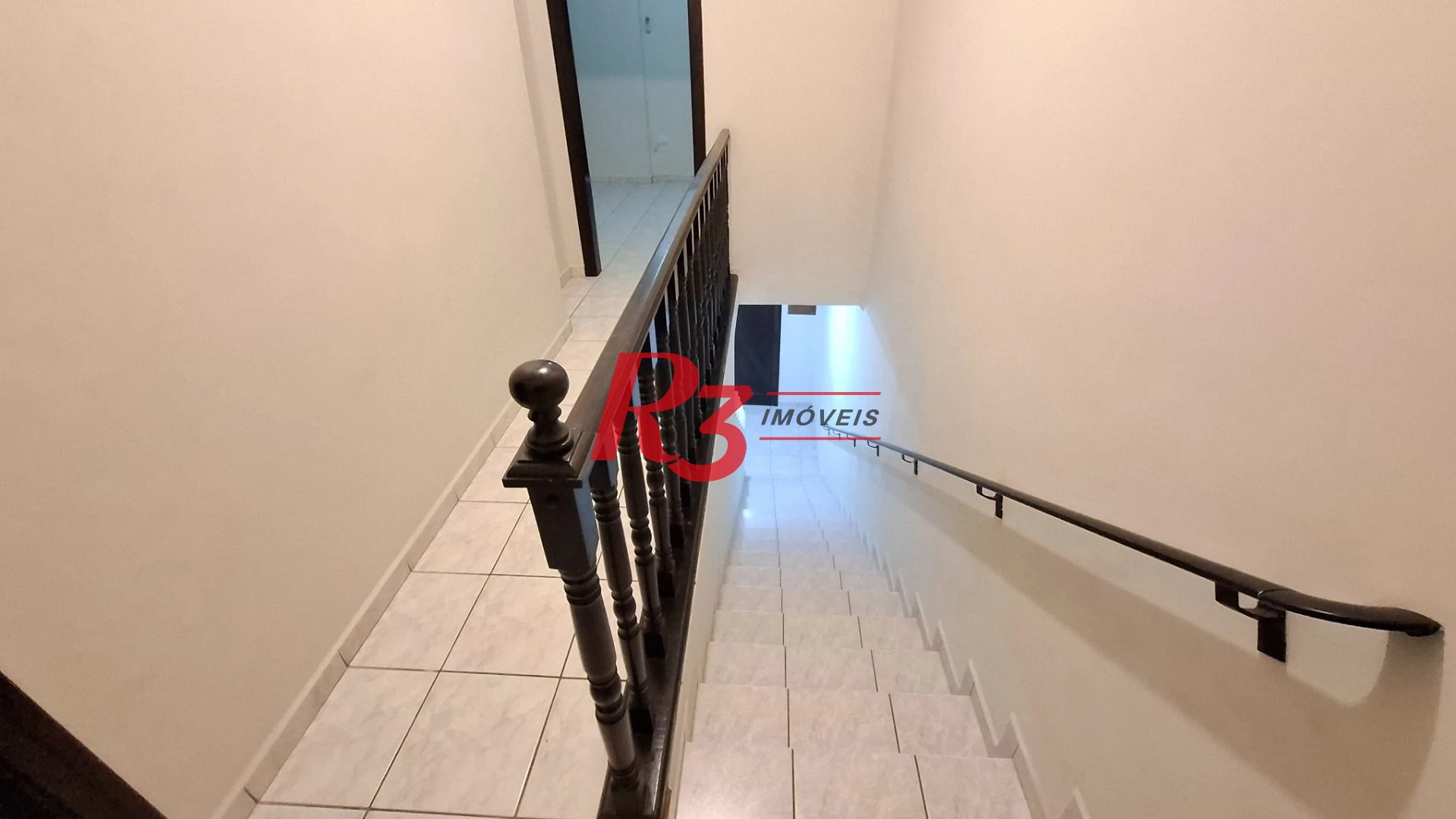 Casa sobrado à venda,  com 3 quartos (1 suíte), 2 vagas, piscina, no Gonzaga, em Santos SP.