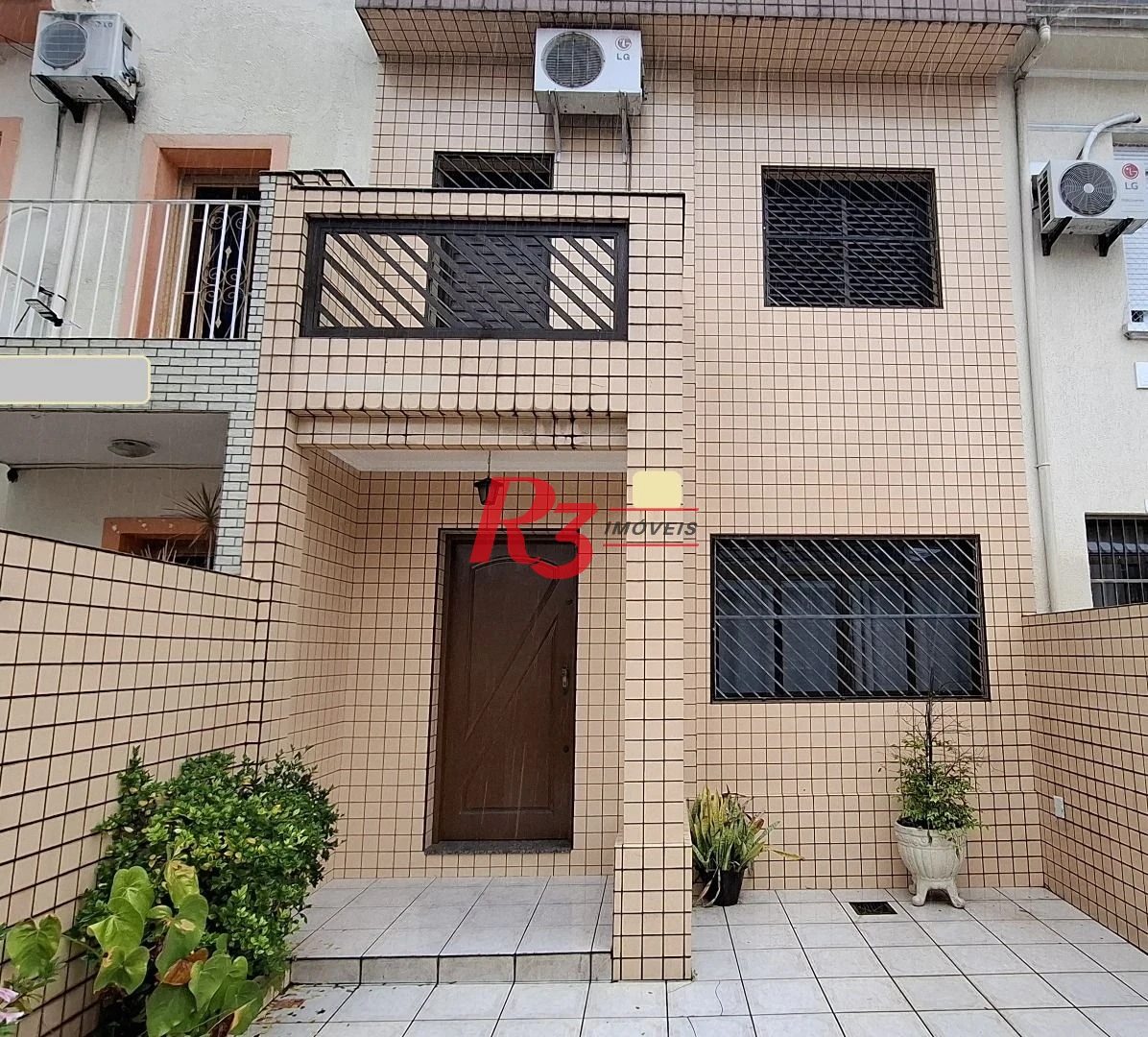 Casa sobrado à venda,  com 3 quartos (1 suíte), 2 vagas, piscina, no Gonzaga, em Santos SP.